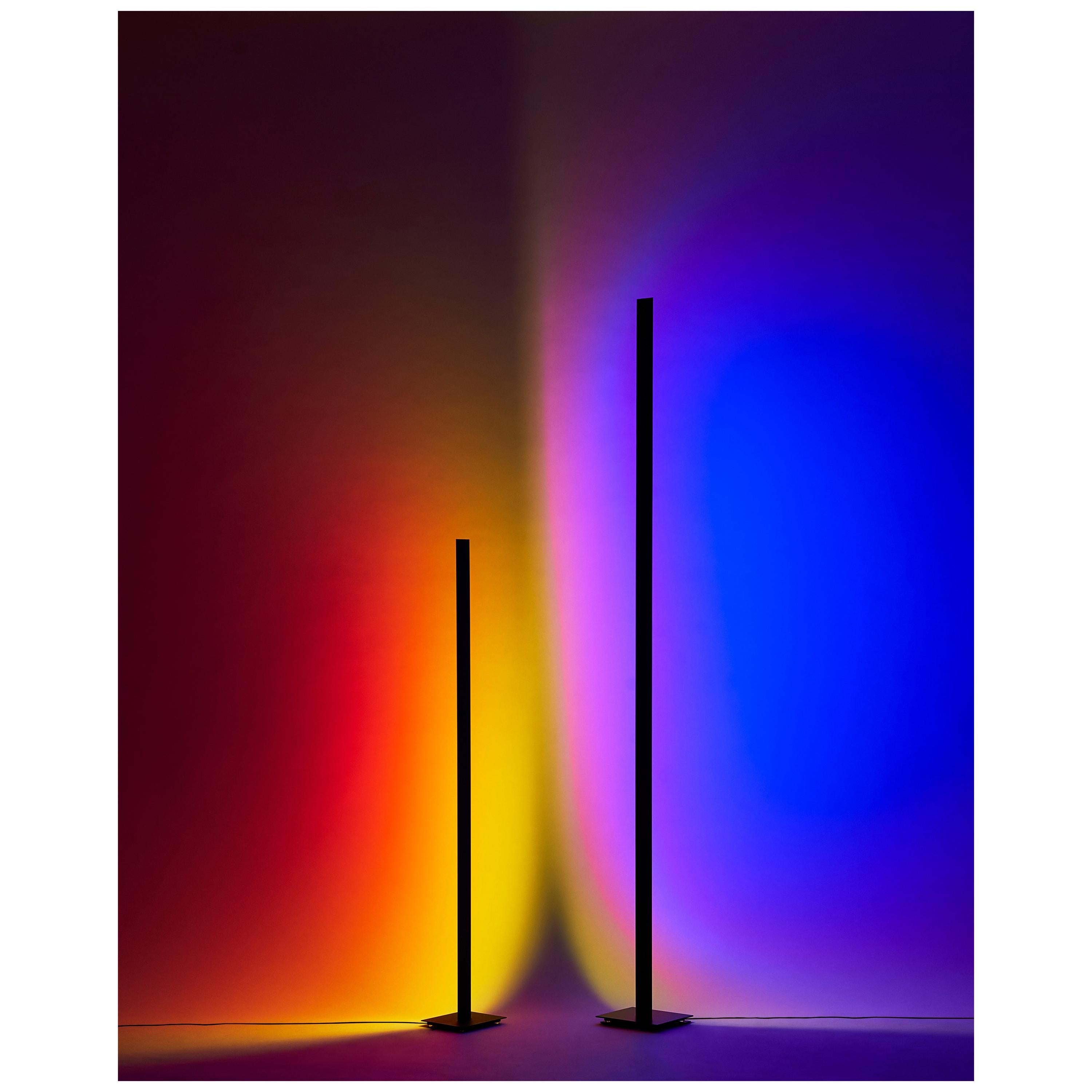 „Halo Line“ Tiefblaue Stehlampe/ Farbprojektor von Mandalaki Studio