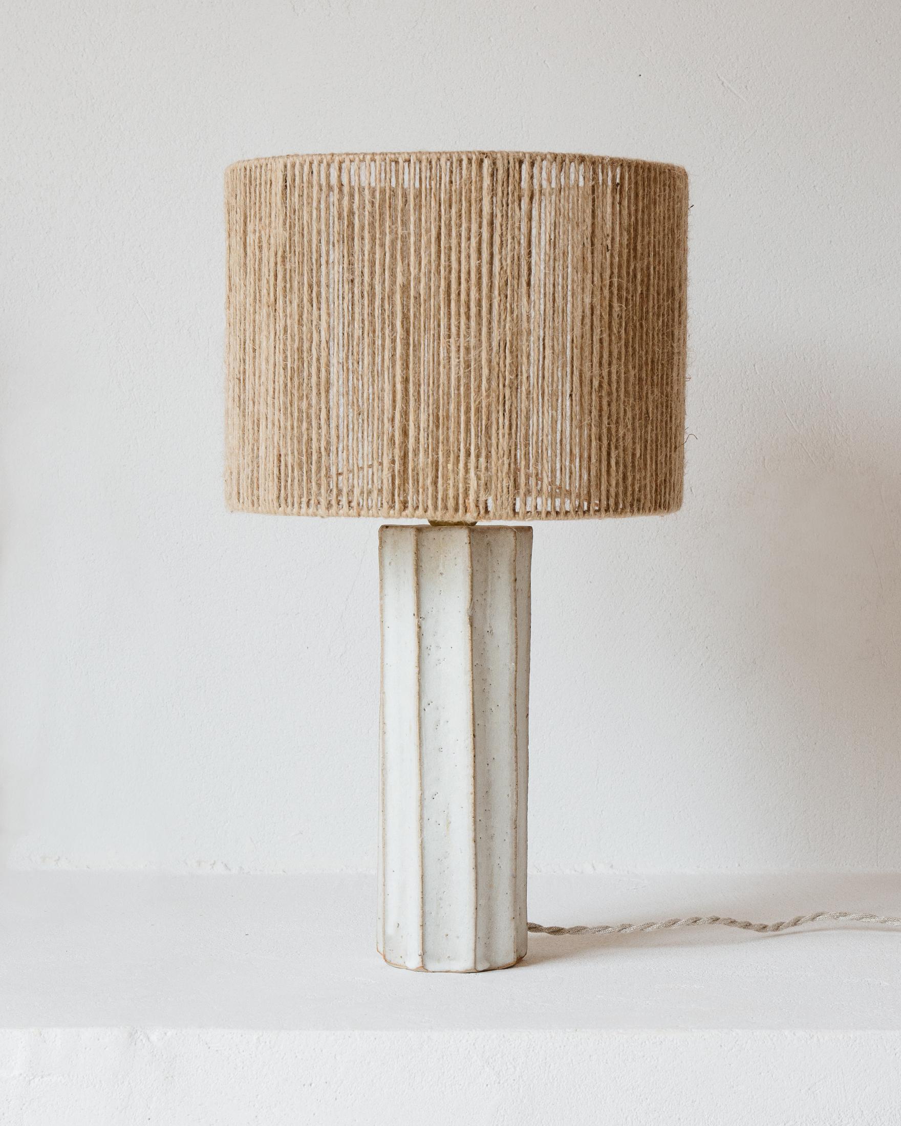 Lampe de table Halo en céramique blanc crème mat par Grès Éditions
Pièce unique.
Dimensions : Abat-jour : Ø 30 x H 22 cm.
Base : H 30 cm.
MATERIAL : Jute et céramique.
Poids : 2,6 kg.

Système électrique : câble électrique tissé en lin (longueur :