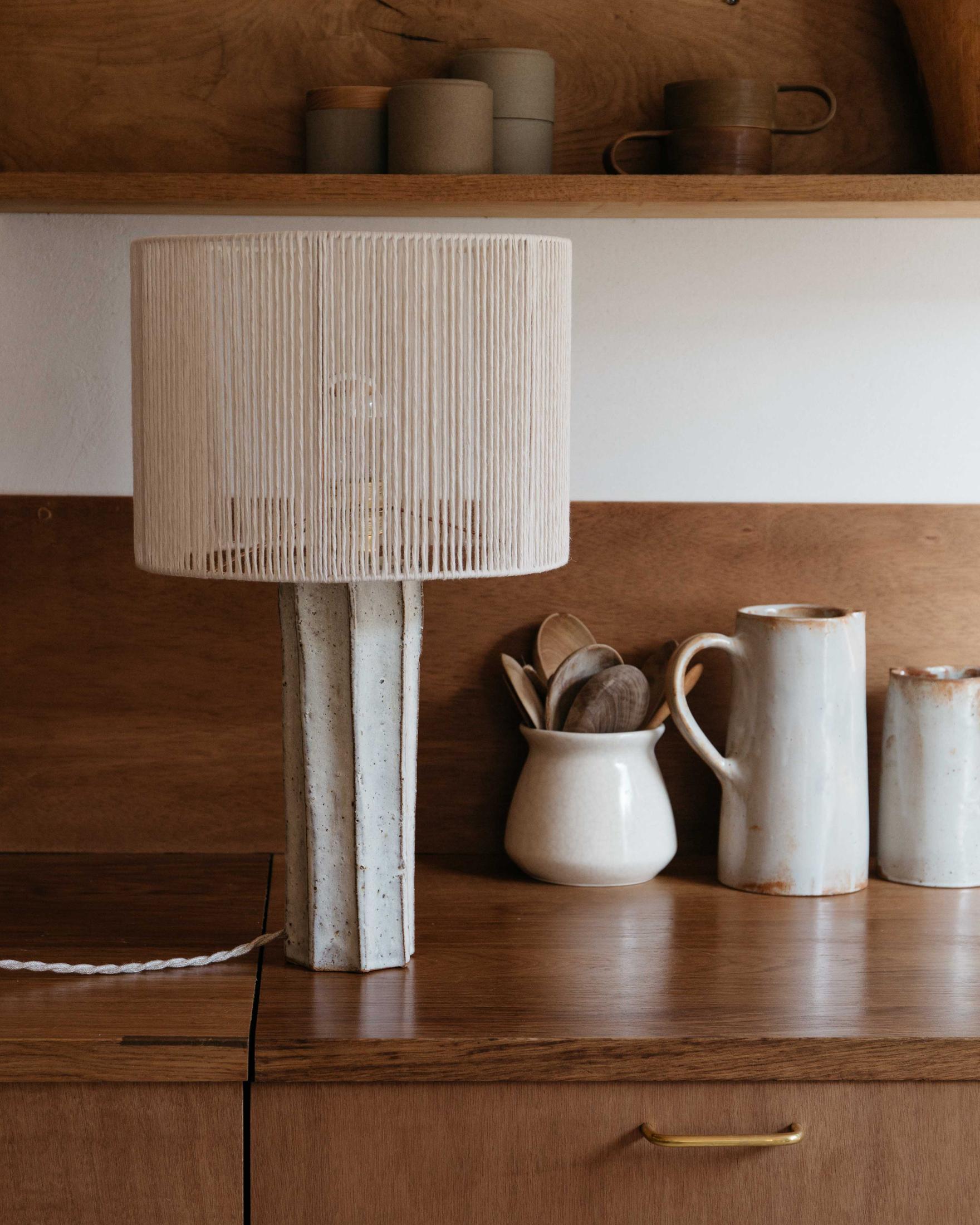 Français Lampe de table Halo en céramique blanc crème mat par Grès Éditions en vente
