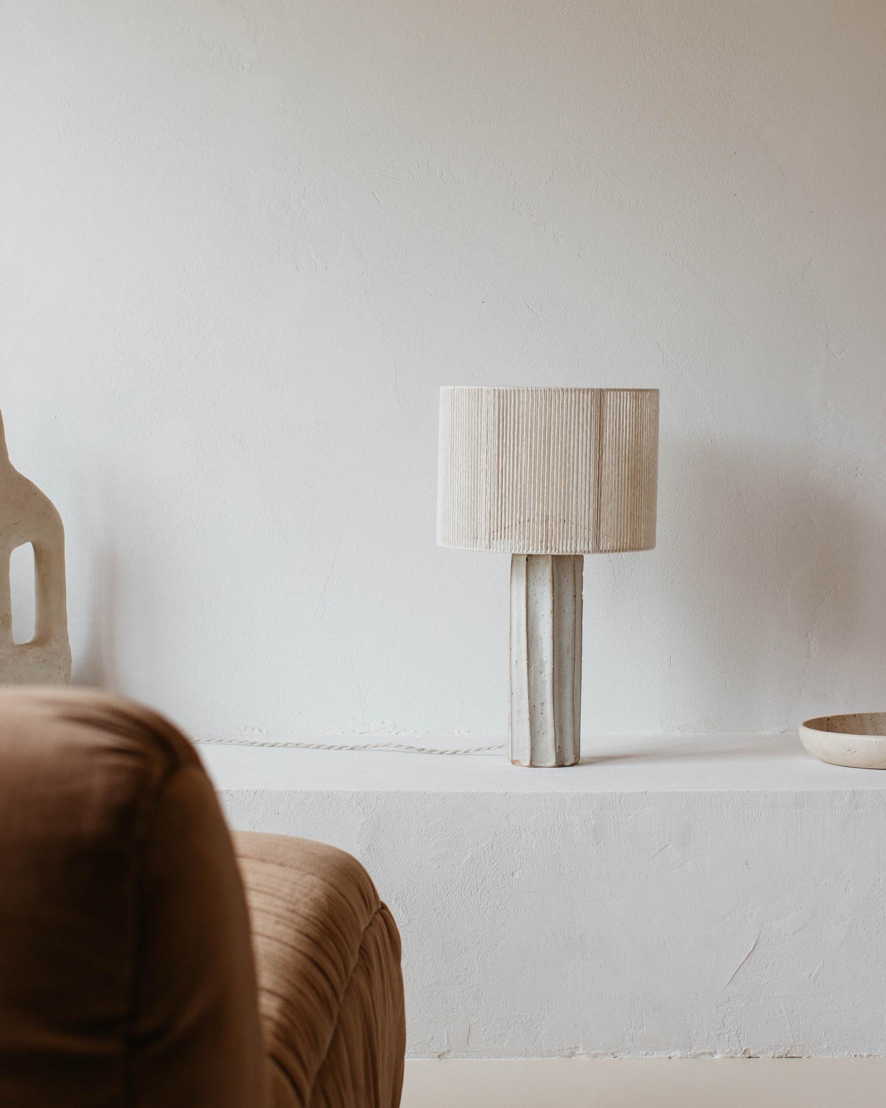 XXIe siècle et contemporain Lampe de table Halo en céramique blanc crème mat par Grès Éditions en vente