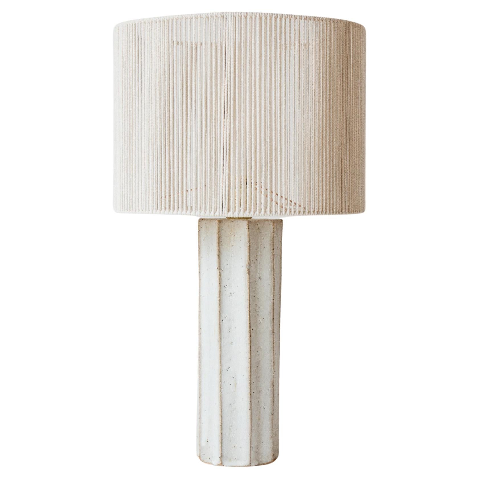 Lampada da tavolo in ceramica Halo Matte Cream White di Grès Éditions