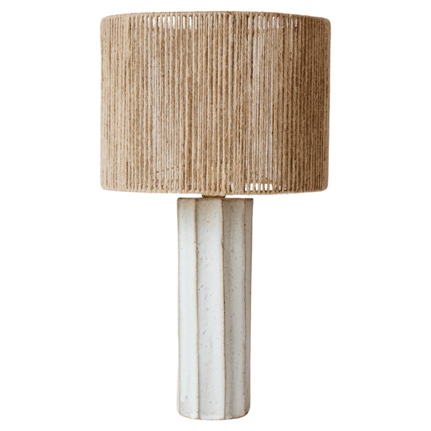 Lampe de table Halo en céramique blanc crème mat par Grès Éditions