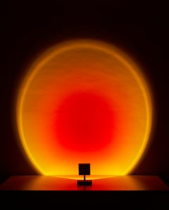 „Halo Mini“ Sonnenuntergang-Stehlampe oder Farbprojektor von Mandalaki Studio