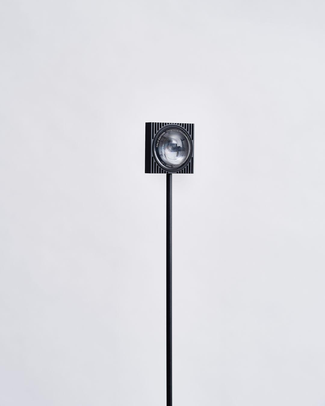 Italiano Lampada da terra Halo Moon Projector di Mandalaki in vendita