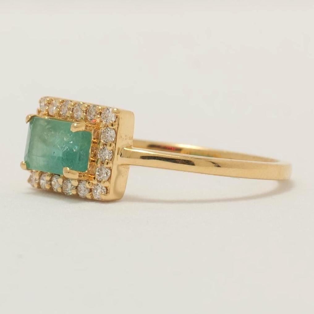 Halo natürlicher Smaragd-Diamantring aus massivem 14-karätigem Gold (zertifiziert) (Smaragdschliff) im Angebot