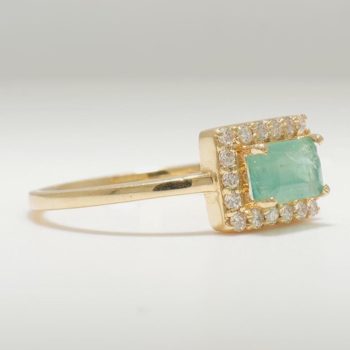 Halo natürlicher Smaragd-Diamantring aus massivem 14-karätigem Gold (zertifiziert) im Zustand „Neu“ im Angebot in New Delhi, DL