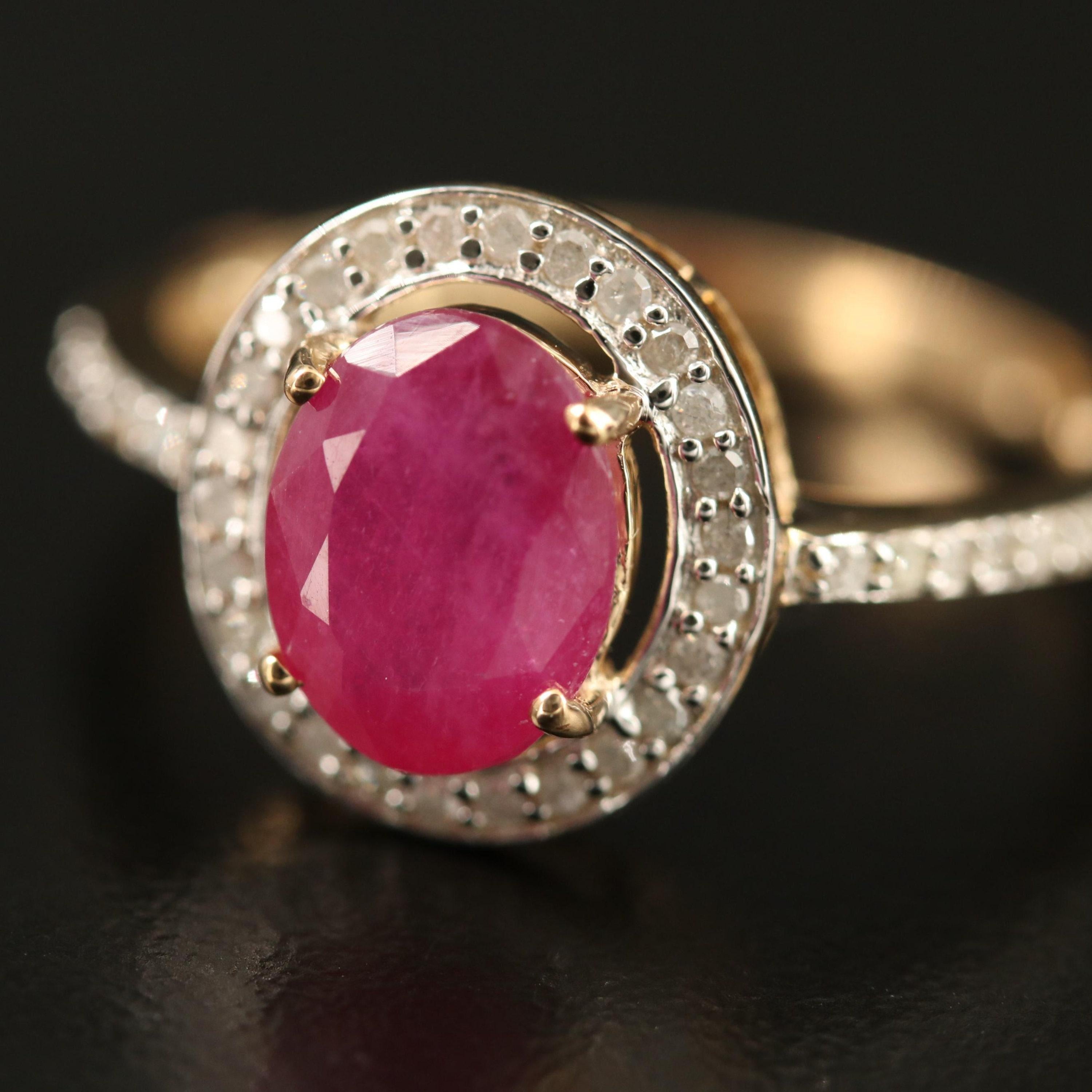 Im Angebot: Verlobungsring mit Halo-Rubin im Ovalschliff und Diamanten, einzigartiger Diamant () 2