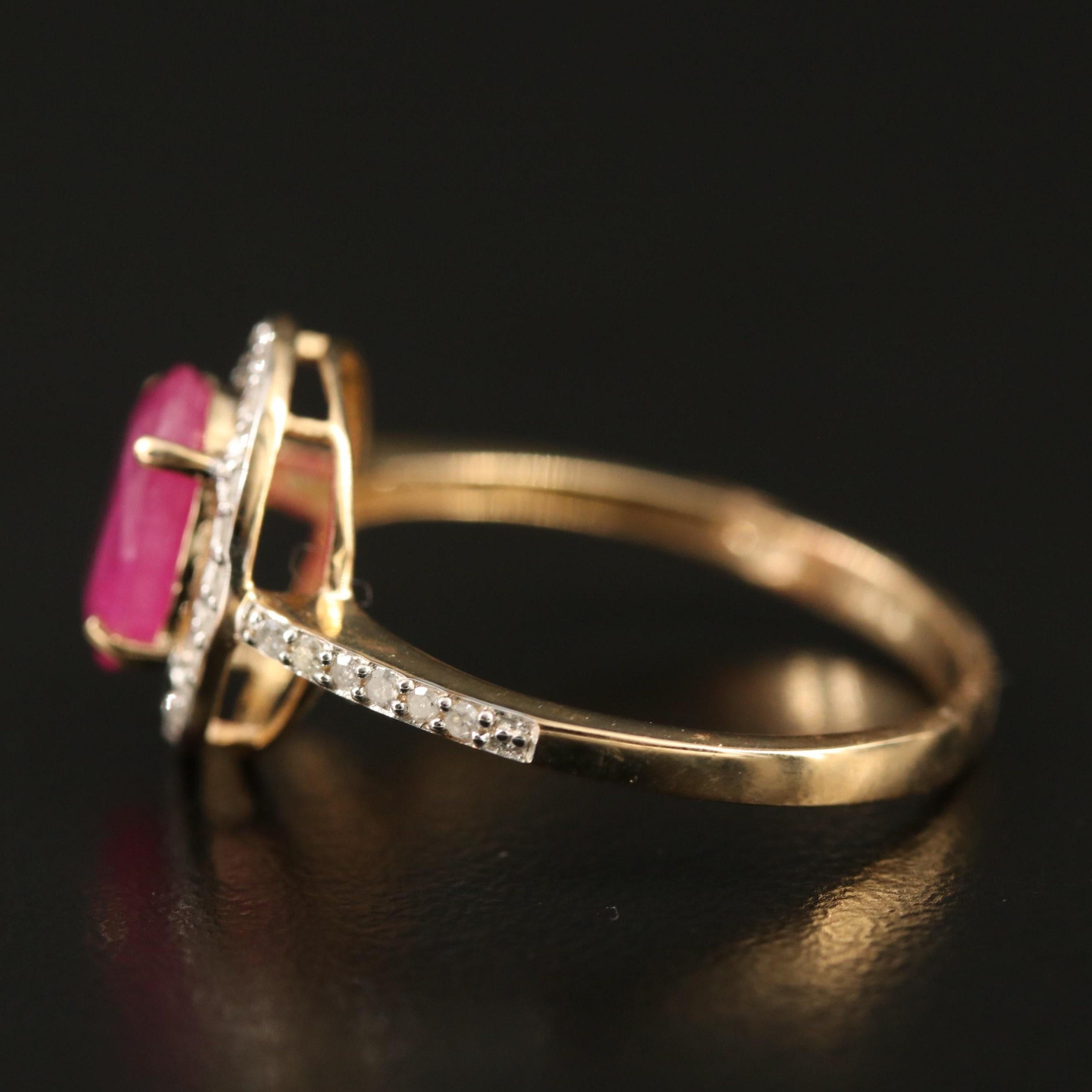 Im Angebot: Verlobungsring mit Halo-Rubin im Ovalschliff und Diamanten, einzigartiger Diamant () 3