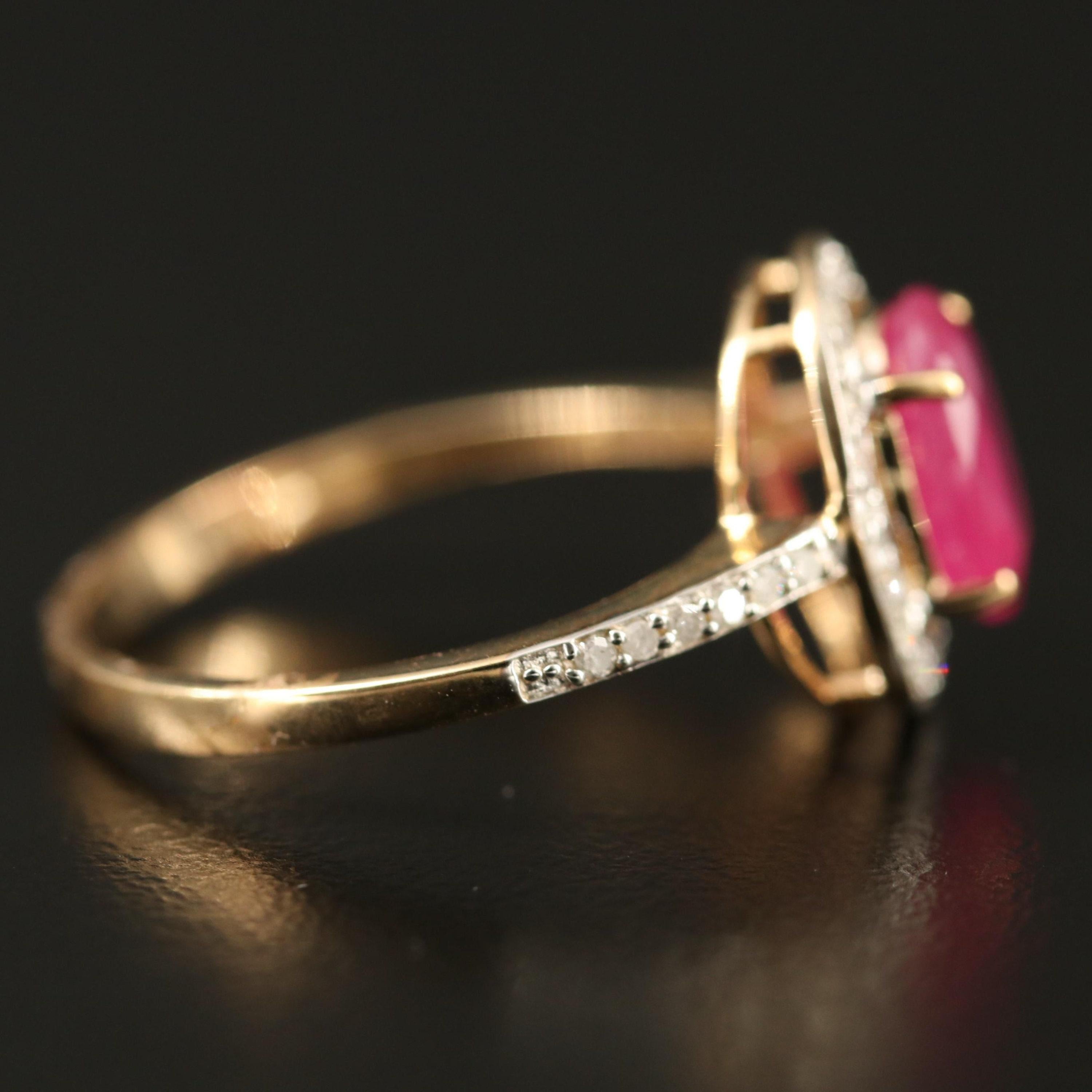 Im Angebot: Verlobungsring mit Halo-Rubin im Ovalschliff und Diamanten, einzigartiger Diamant () 4