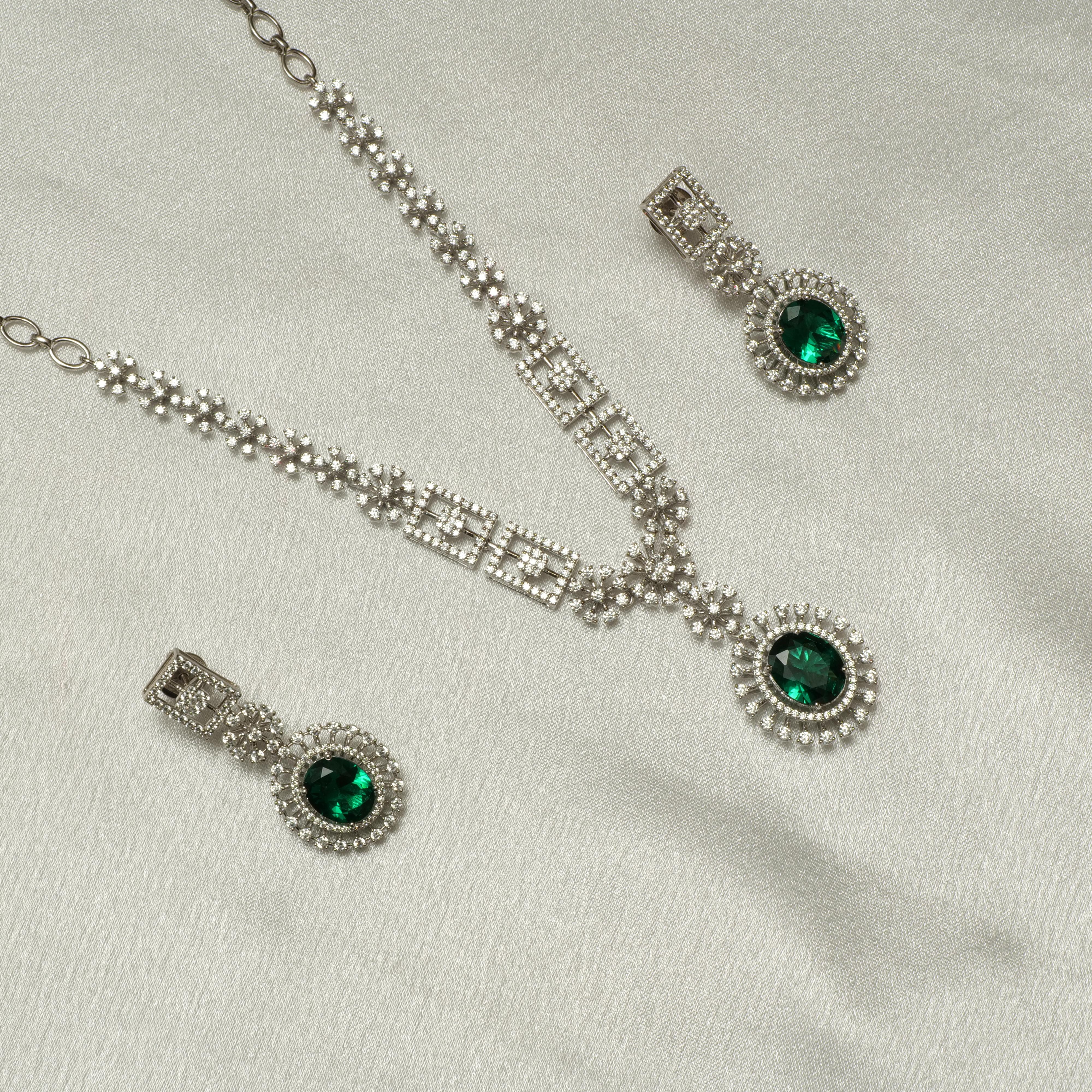 Collier diamant émeraude ovale Halo en or massif 14k (certifié) en vente 2