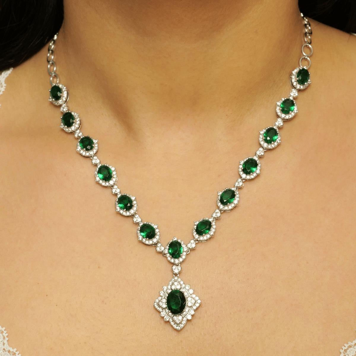 Art déco Collier en or massif 14k avec émeraude ovale en forme de halo (certifié) en vente