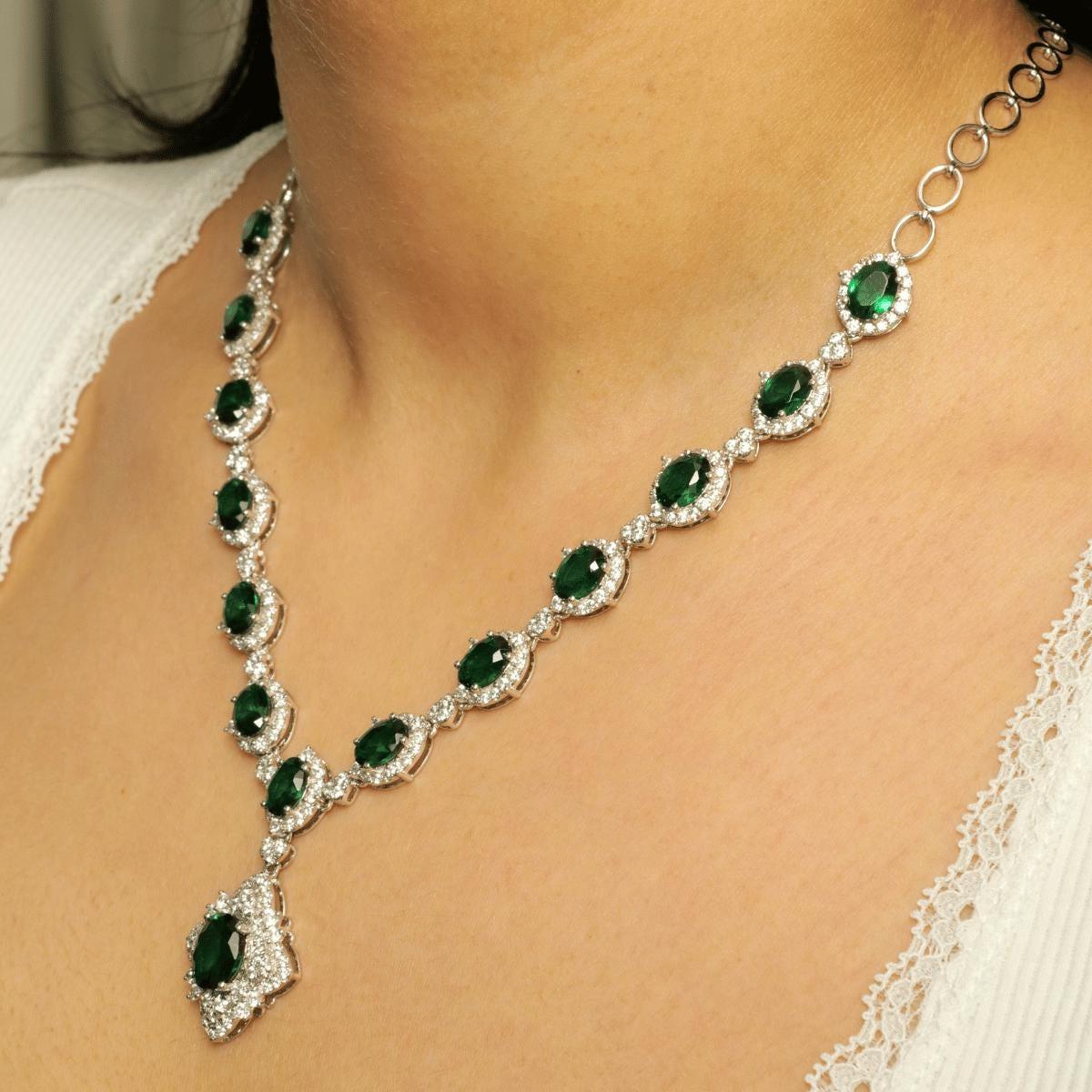 Taille ronde Collier en or massif 14k avec émeraude ovale en forme de halo (certifié) en vente
