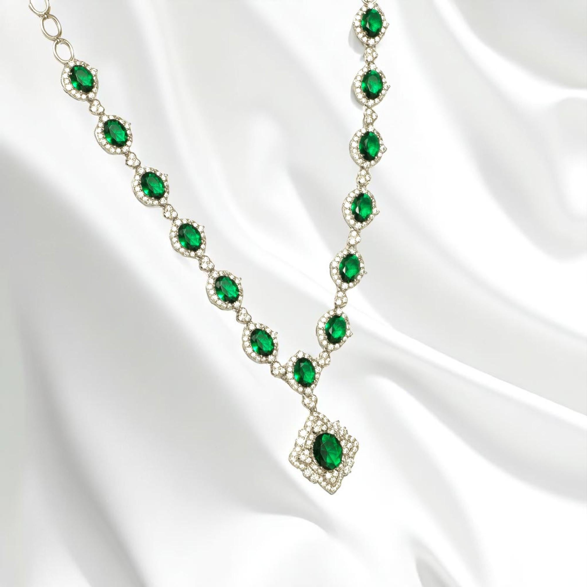 Collier en or massif 14k avec émeraude ovale en forme de halo (certifié) Neuf - En vente à New Delhi, DL