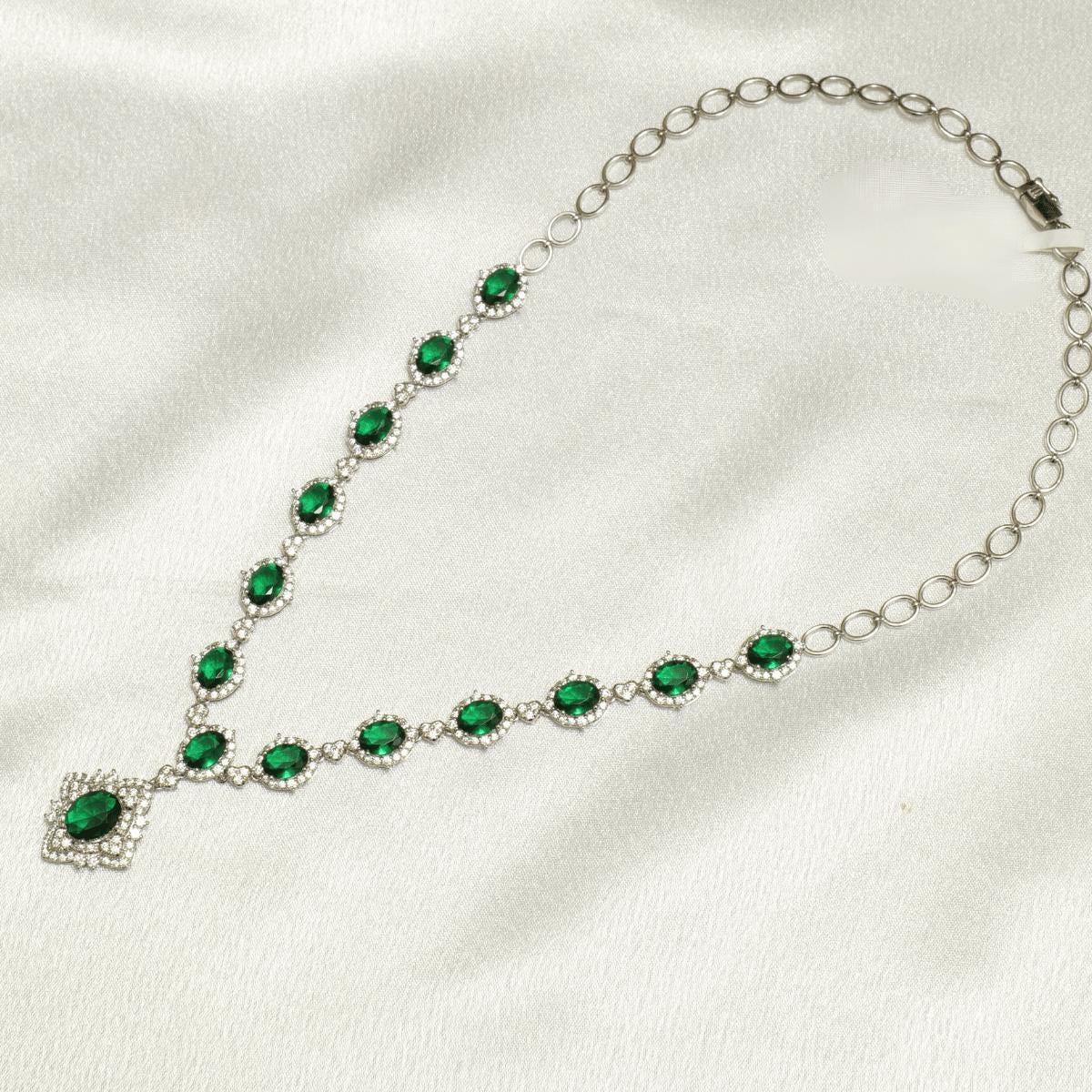 Collier en or massif 14k avec émeraude ovale en forme de halo (certifié) Pour femmes en vente