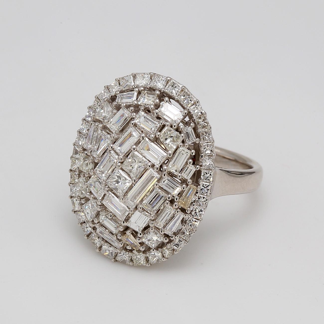 Anello a forma ovale Halo in oro bianco 18 carati con diamanti assortiti incastonati. D2,87ct.t.w.