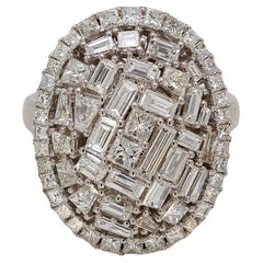 Bague halo de diamants de forme ovale assortie. D2.87ct.t.w.