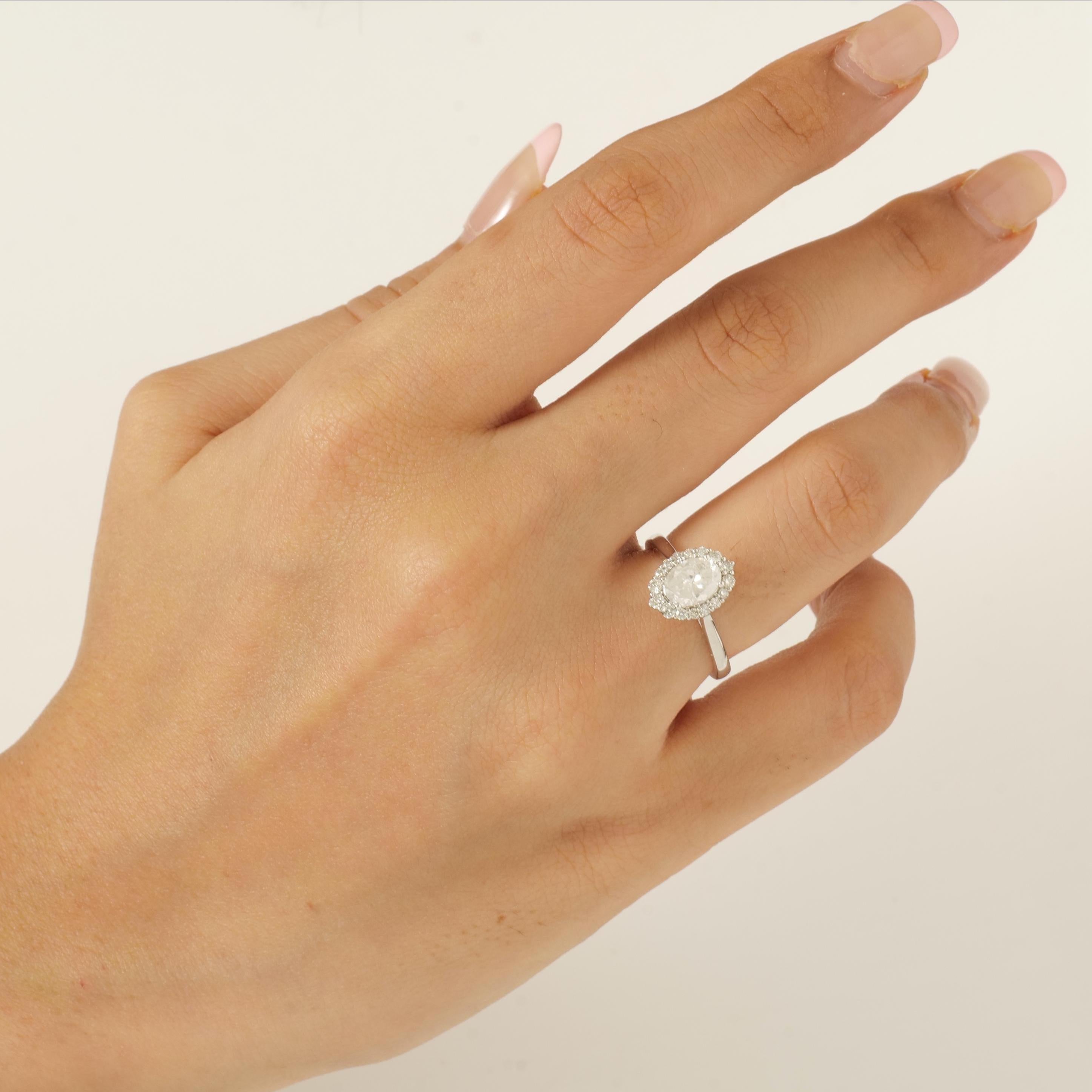 Art Déco Anello di fidanzamento con diamante solitario ovale Halo in oro massiccio 14K (certificato) in vendita