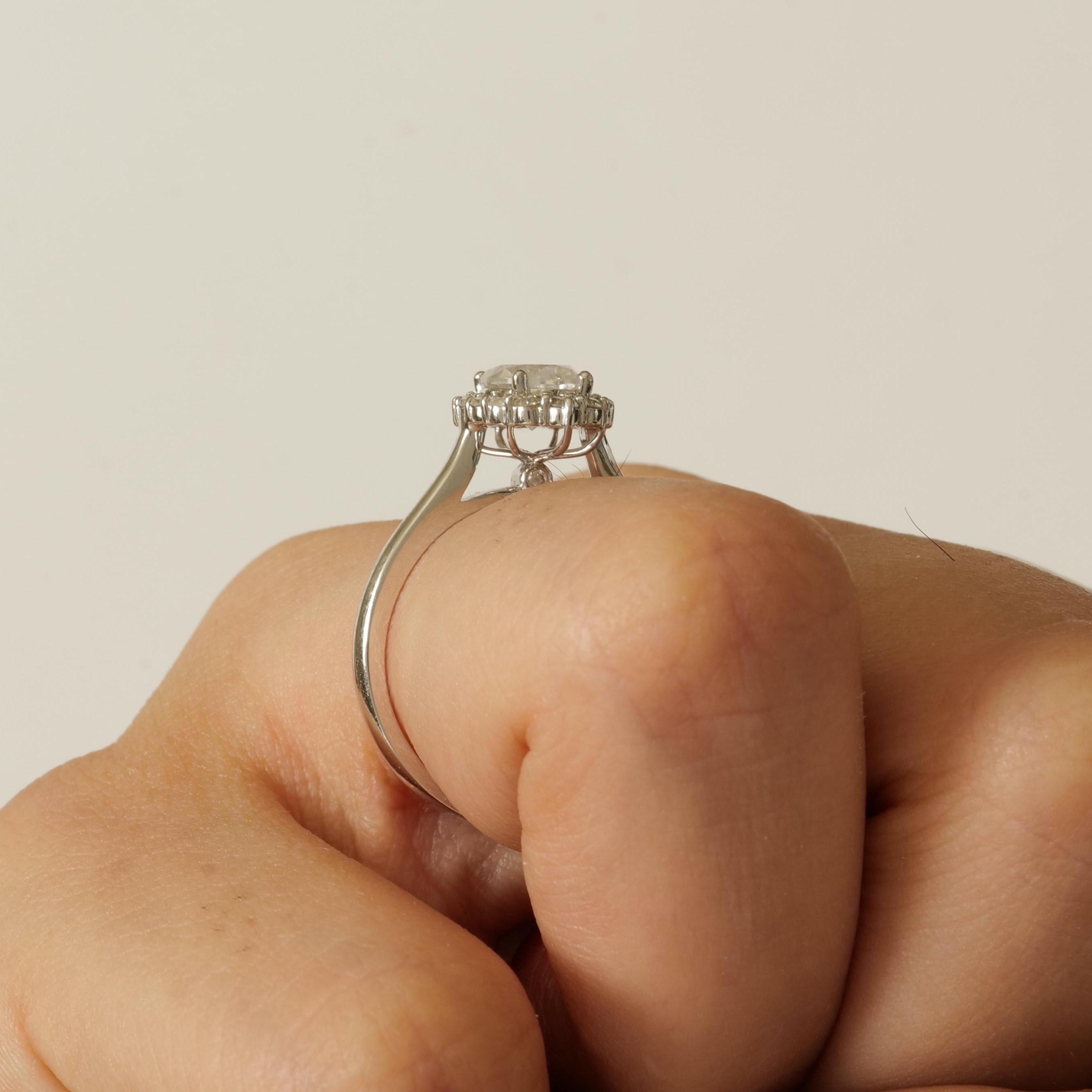 Taglio ovale Anello di fidanzamento con diamante solitario ovale Halo in oro massiccio 14K (certificato) in vendita