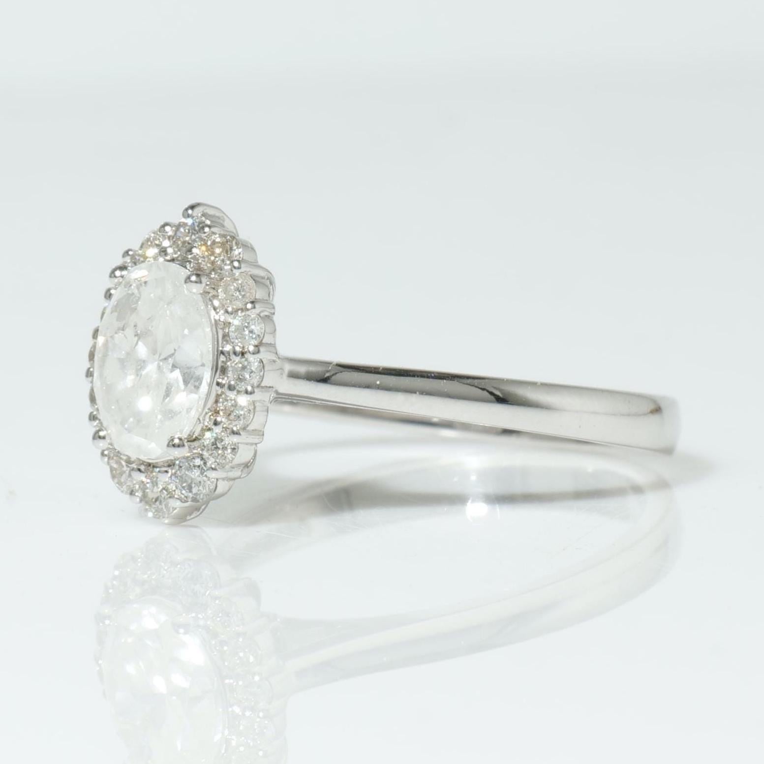 Donna Anello di fidanzamento con diamante solitario ovale Halo in oro massiccio 14K (certificato) in vendita