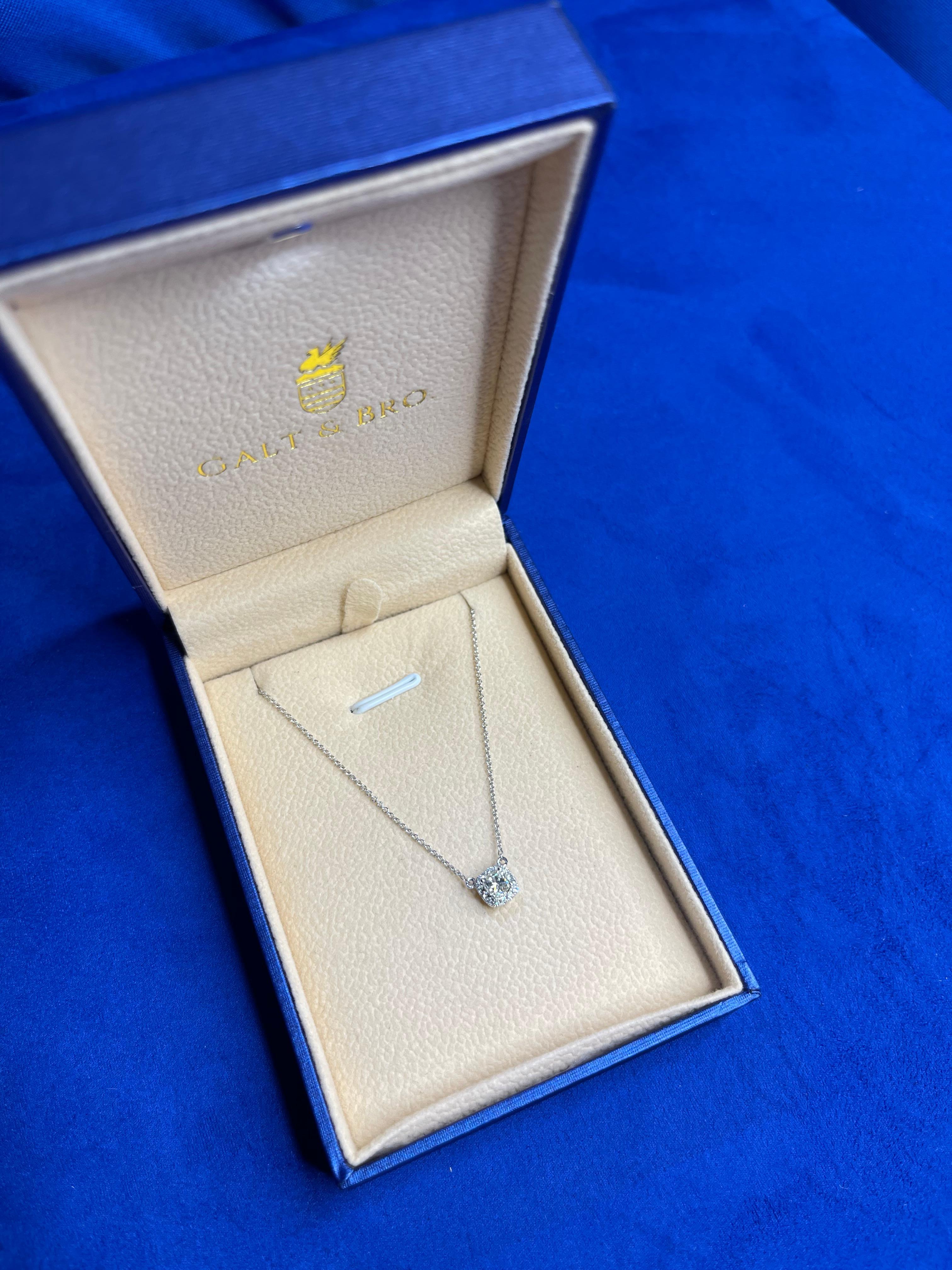 Moderne Pendentif Halo Pave Cushion Cut Diamond en or blanc 18 carats Chaîne de collier Charm en vente