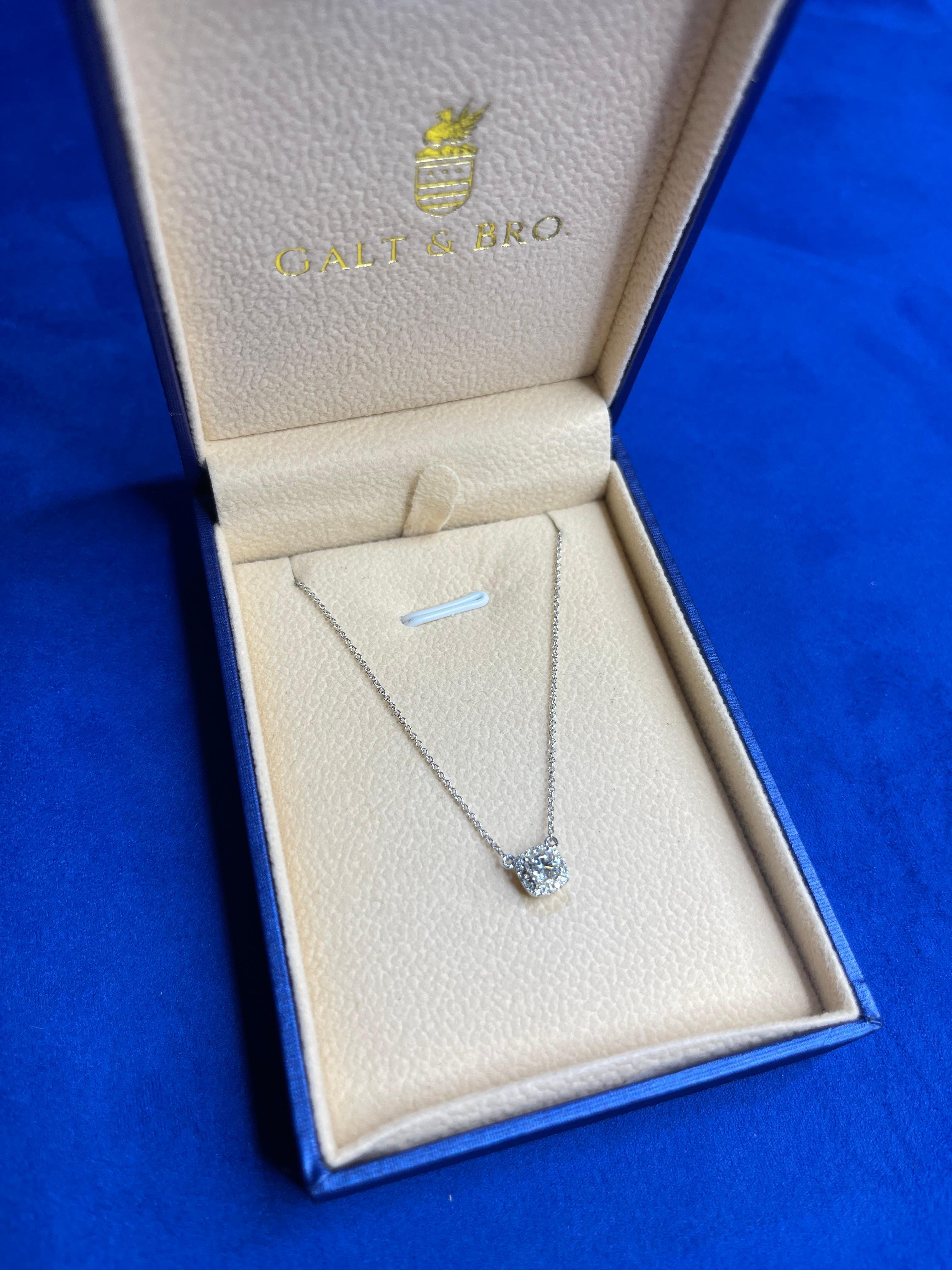 Taille ronde Pendentif Halo Pave Cushion Cut Diamond en or blanc 18 carats Chaîne de collier Charm en vente