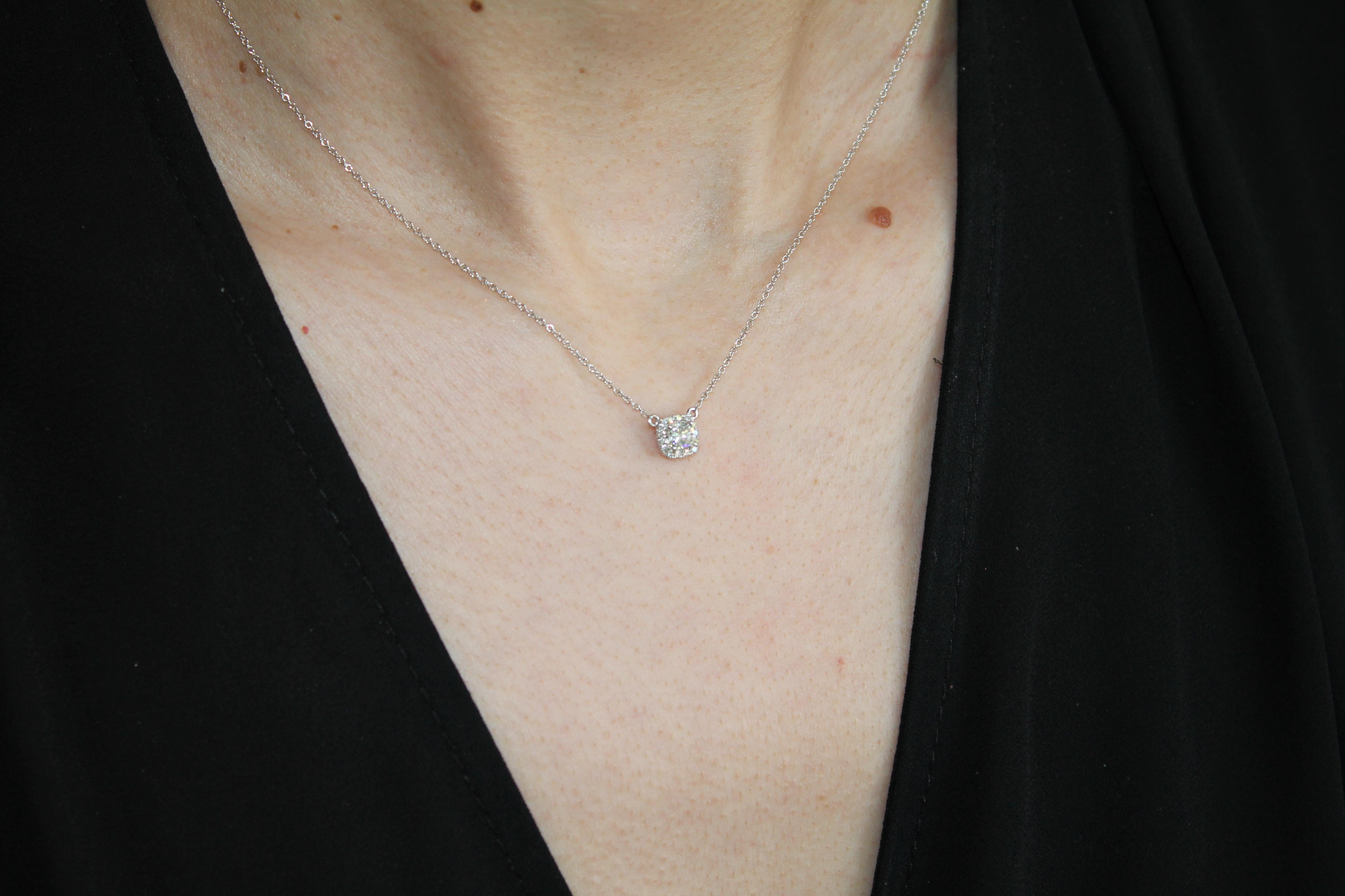 Pendentif Halo Pave Cushion Cut Diamond en or blanc 18 carats Chaîne de collier Charm en vente 1
