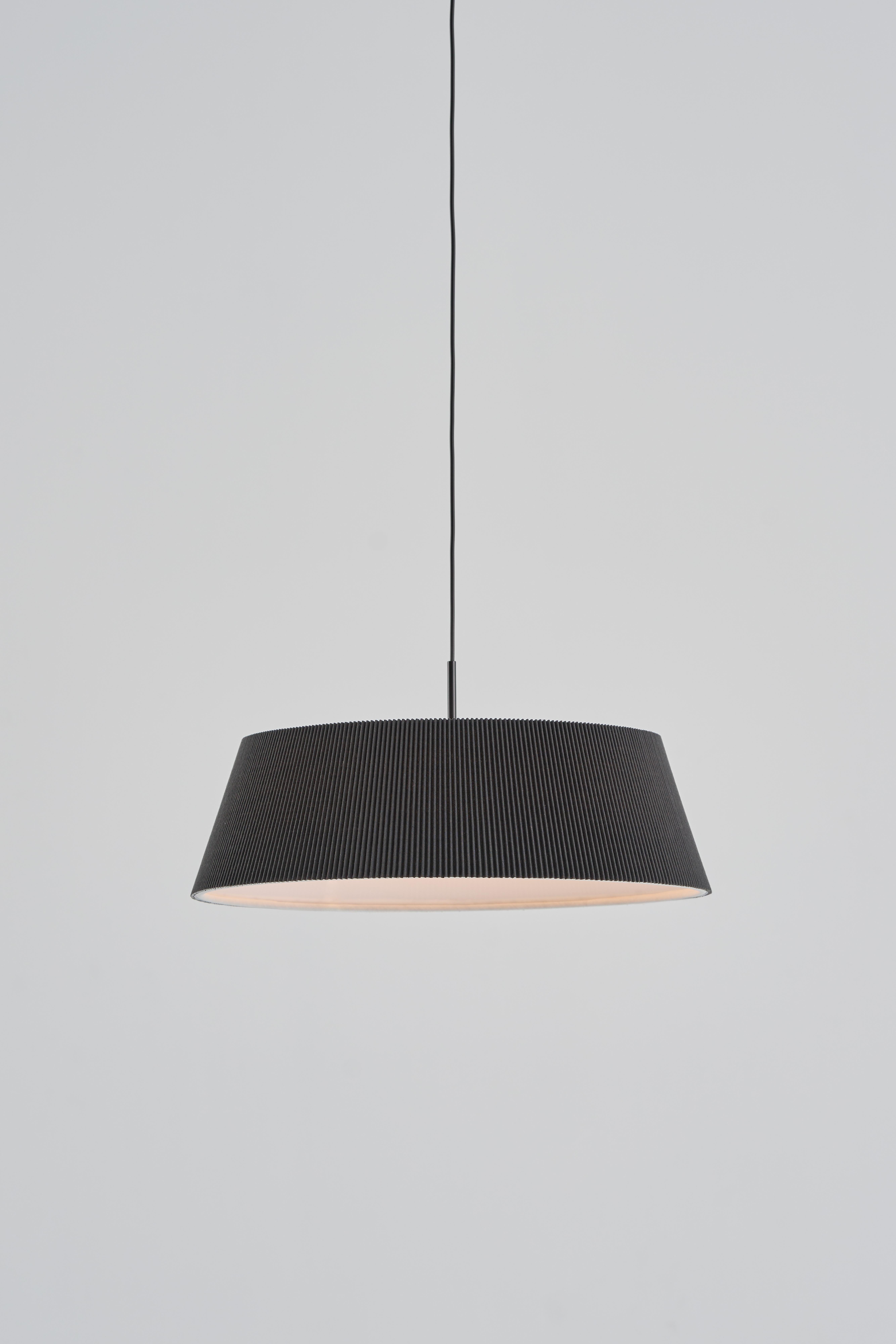 Saborea el suave resplandor. El Colgante HALO se inspira en el encanto nostálgico del diseño de iluminación clásico. Con un LED incorporado de alta reproducción cromática, crea una atmósfera relajante que imita la luz solar natural. La pantalla de
