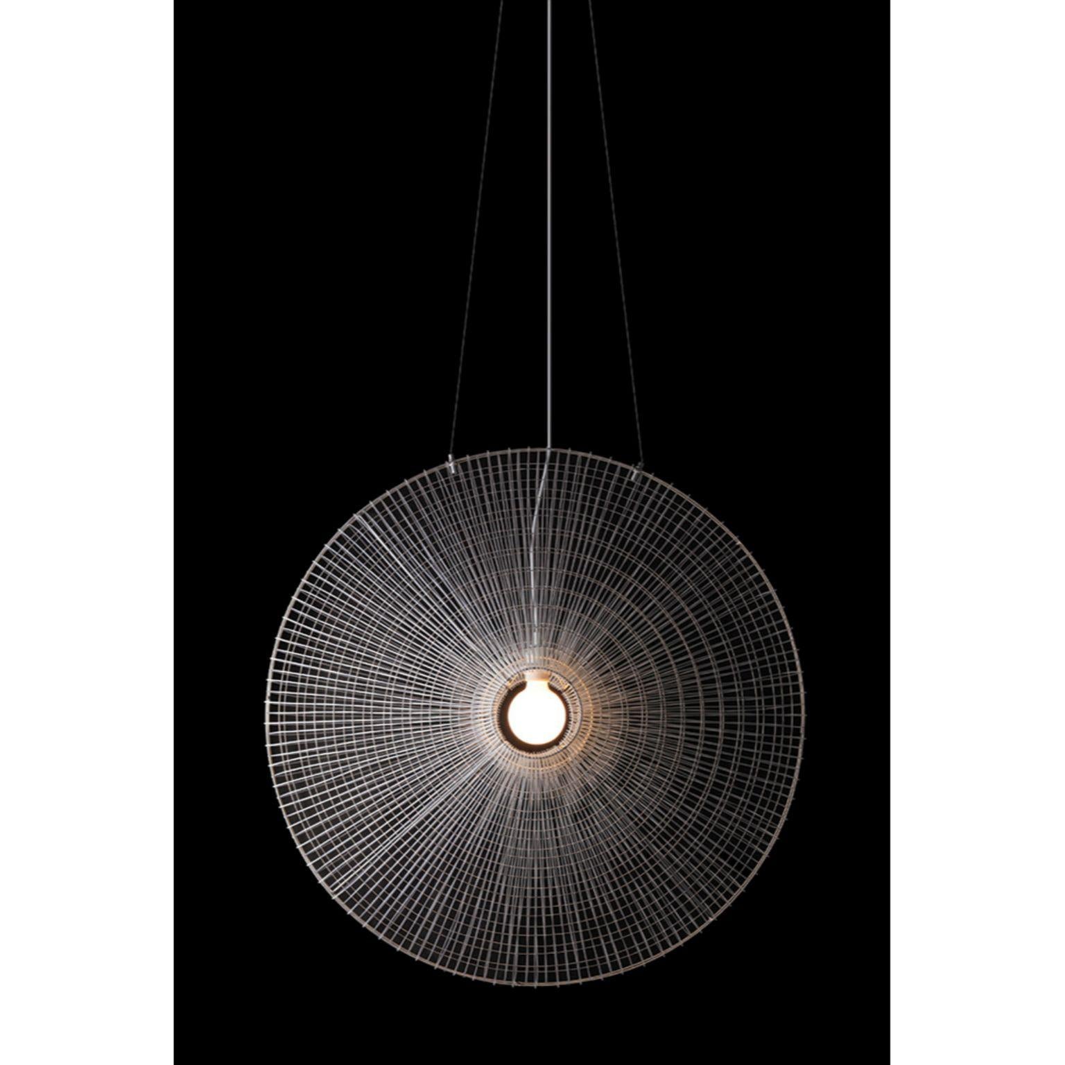 Lampada a sospensione Halo, Kenneth Cobonpue.
Materiali: Nylon, acciaio verniciato a polvere.
Dimensioni: P 30 x L 90 x H 150 cm.

Kenneth Cobonpue è un pluripremiato designer e produttore di mobili di Cebu, nelle Filippine. Il suo passaggio al