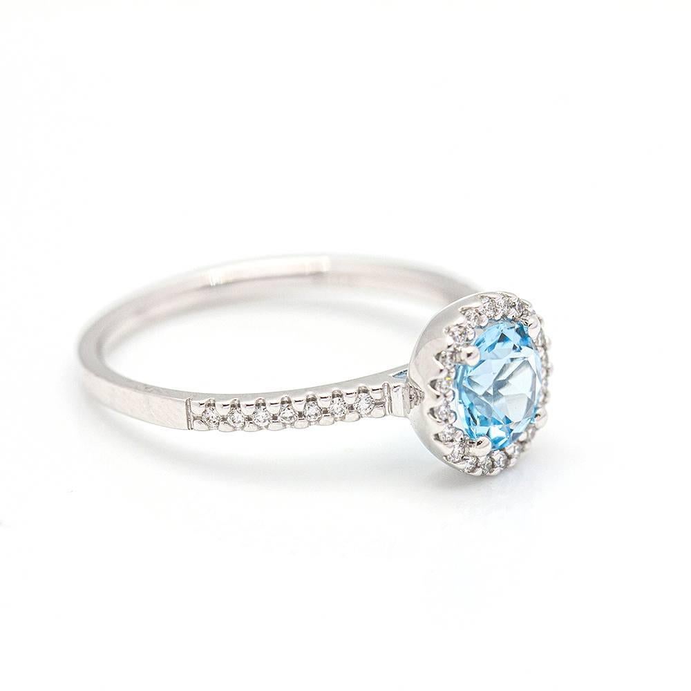 Gold ring. Diamonds and blue Topaz for woman  54x Brilliant cut Diamonds with a total weight of 0,15 cts., in G/VS quality  1x Round cut Topaz with a total weight of 0,90ct  18kt White Gold  2,65 grams  Size 14  Brand new product  Ref.:D359674LF