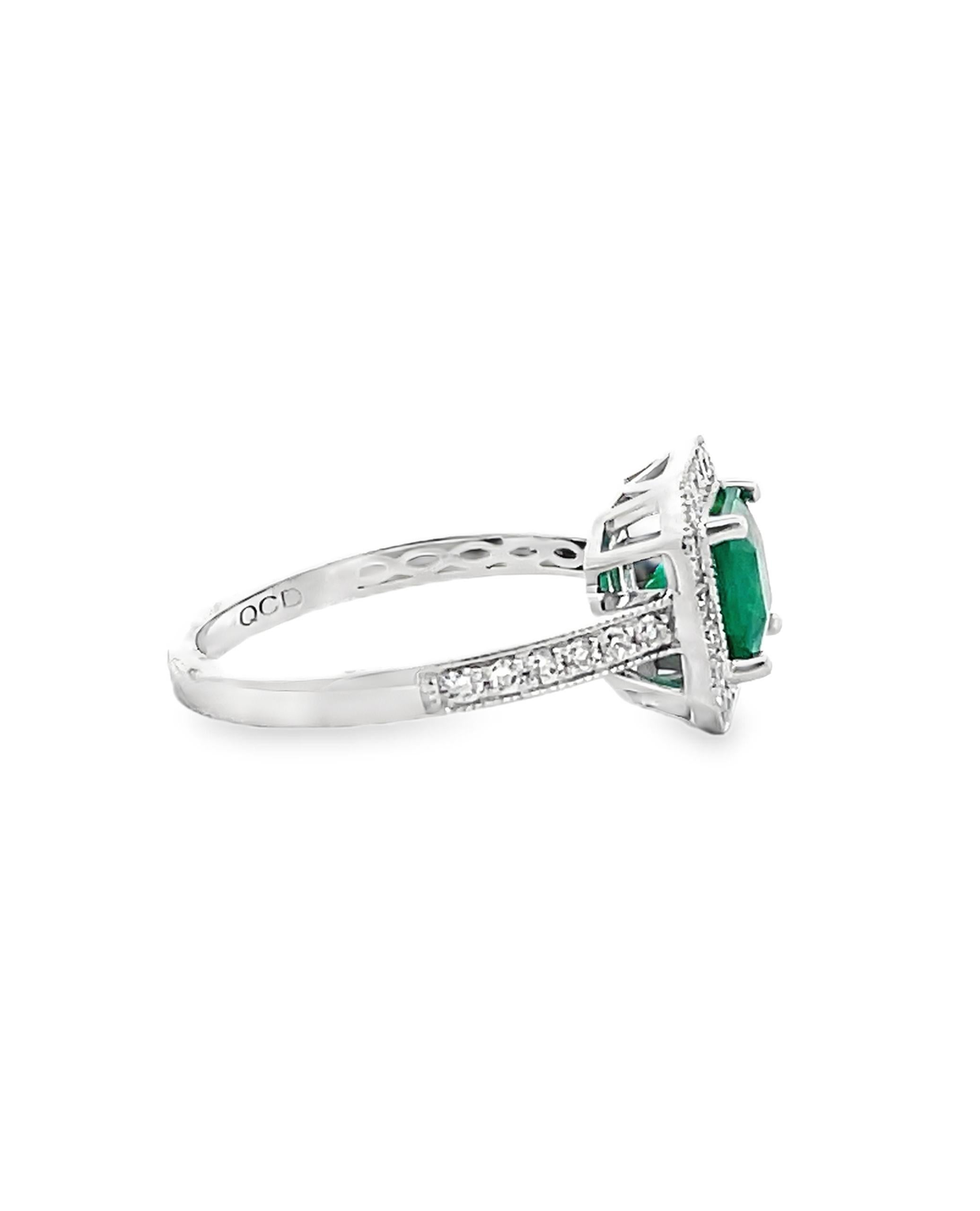 Taglio misto Halo Ring Set in 14K White Gold with 1.19 Carat Emerald and Round Diamonds in vendita