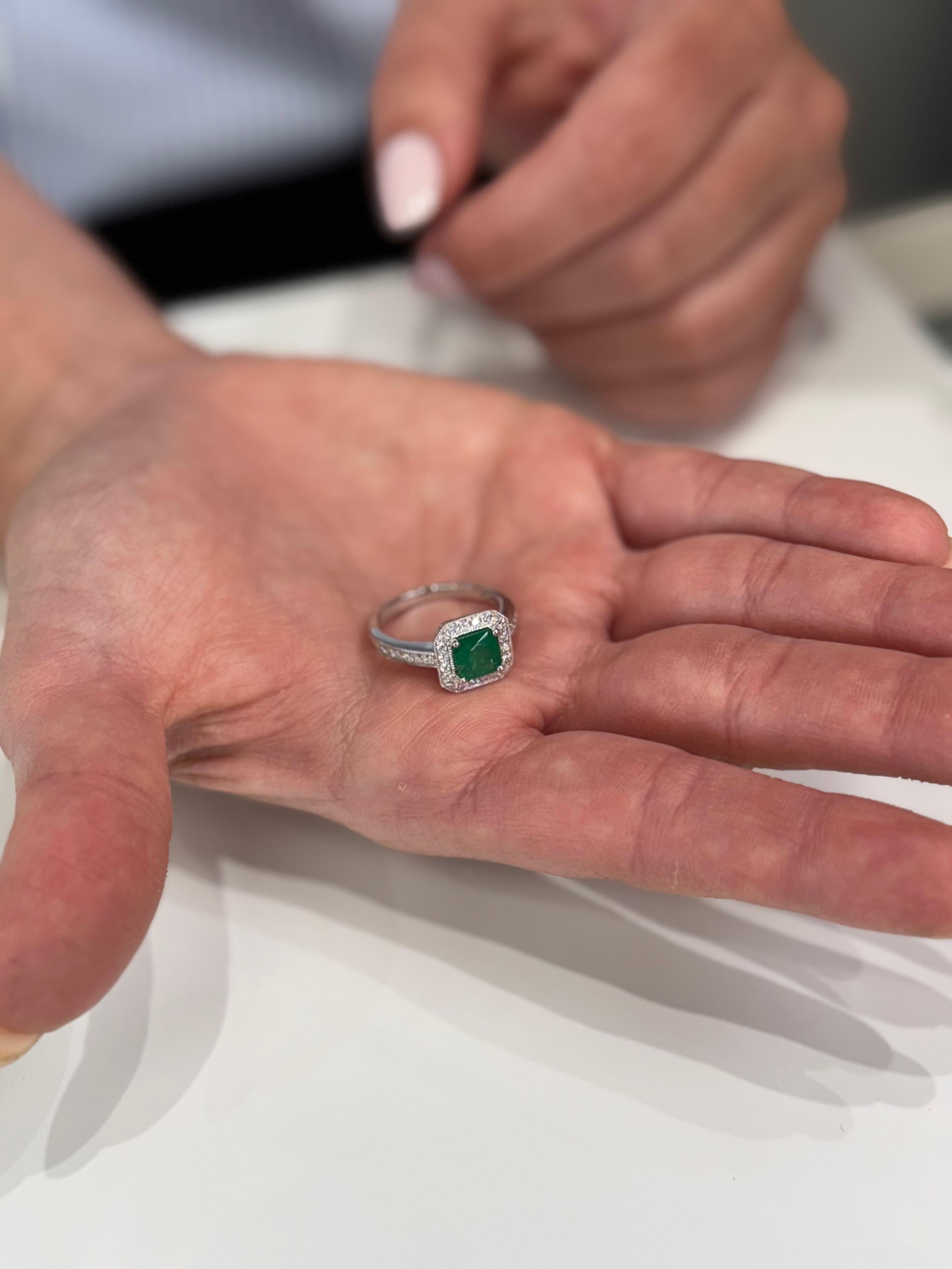 Donna Halo Ring Set in 14K White Gold with 1.19 Carat Emerald and Round Diamonds in vendita