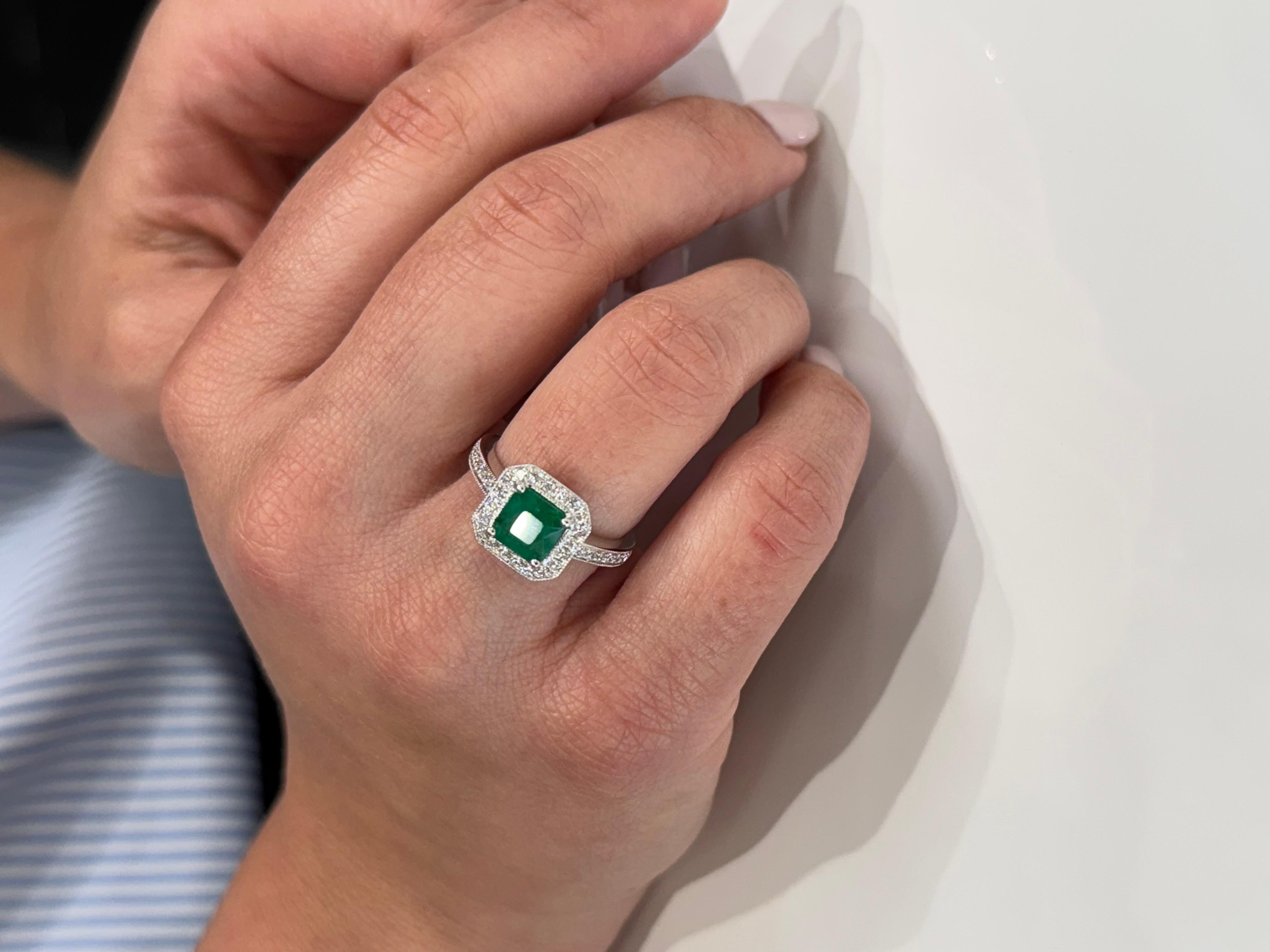 Halo Ring Set in 14K White Gold with 1.19 Carat Emerald and Round Diamonds in vendita 2