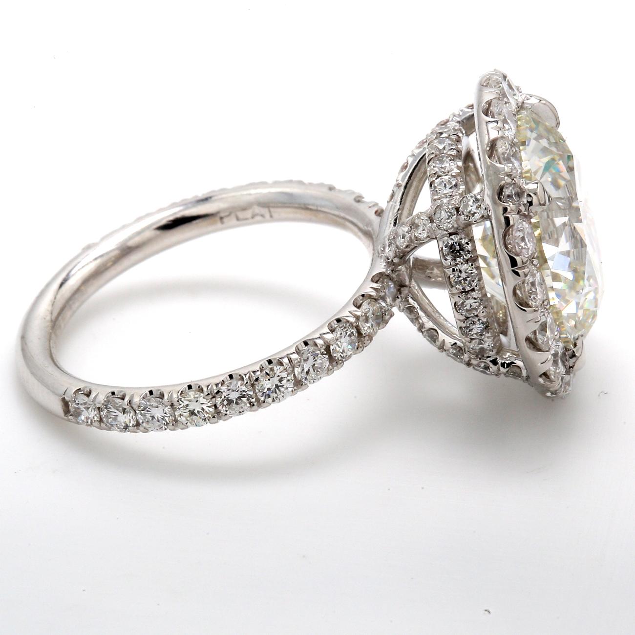 Bague halo en platine avec des diamants ronds sertis à la main autour d'un centre en diamant rond certifié J/SI1 par le GIA.  D8.79ct.t.w.  (Centre - 7.01ct.)  Taille 6