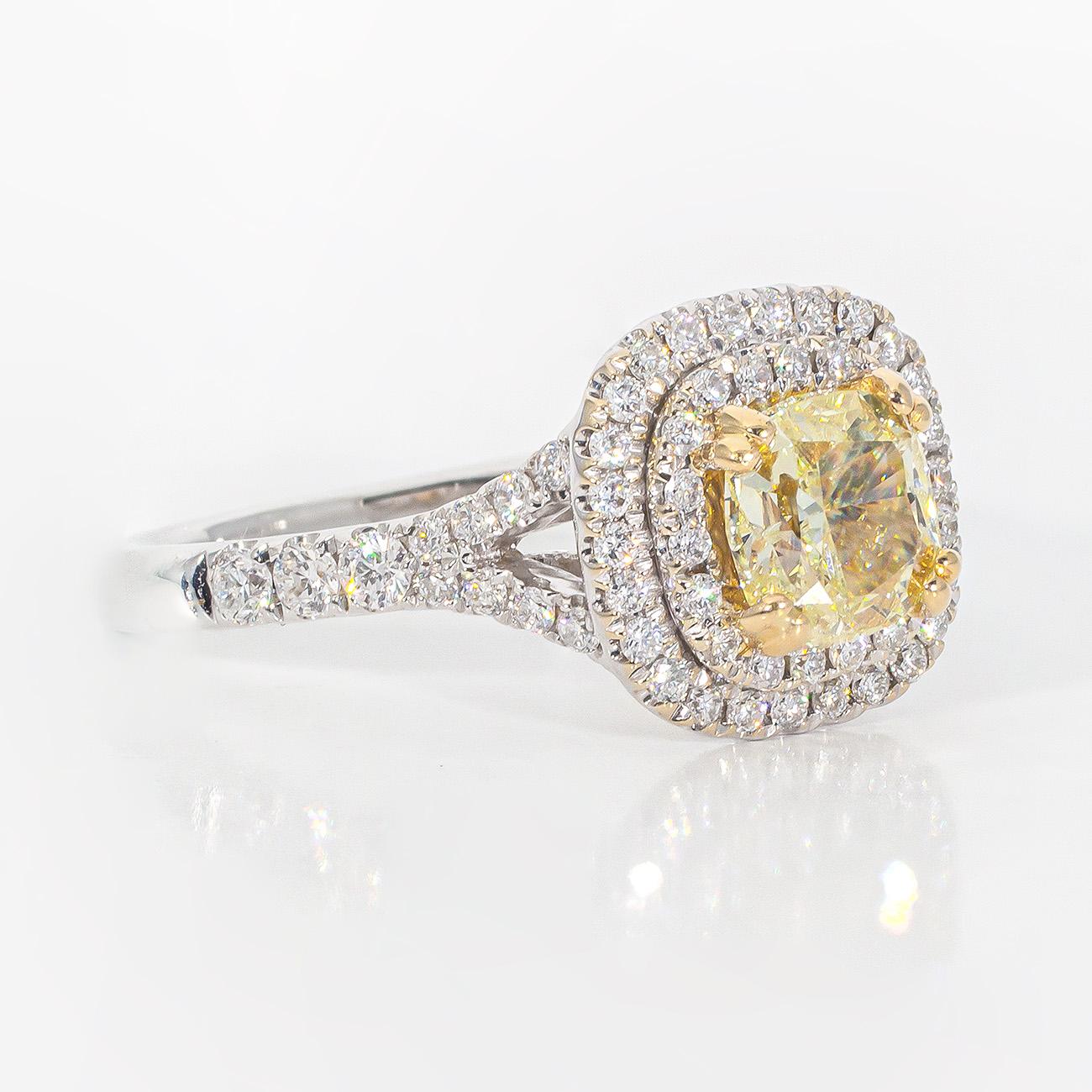 Taille coussin Bague en forme de halo avec au centre un diamant de taille coussin de couleur jaune fantaisie.  D1.49ct.t.w. en vente