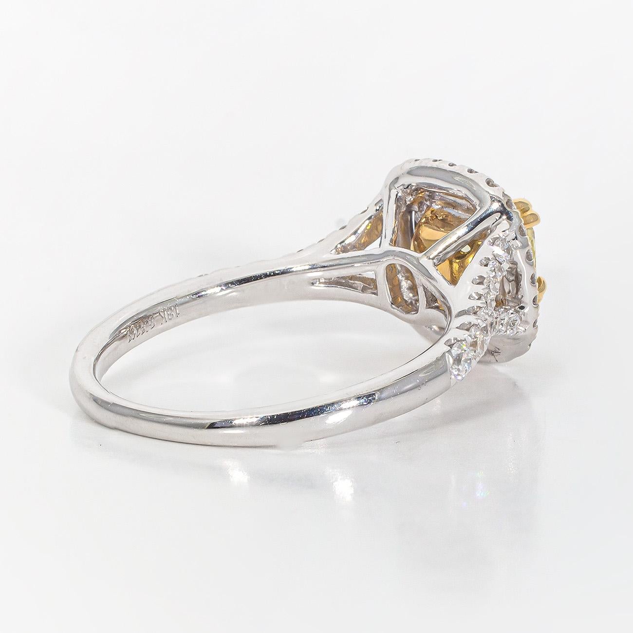 Bague en forme de halo avec au centre un diamant de taille coussin de couleur jaune fantaisie.  D1.49ct.t.w. Neuf - En vente à Los Angeles, CA