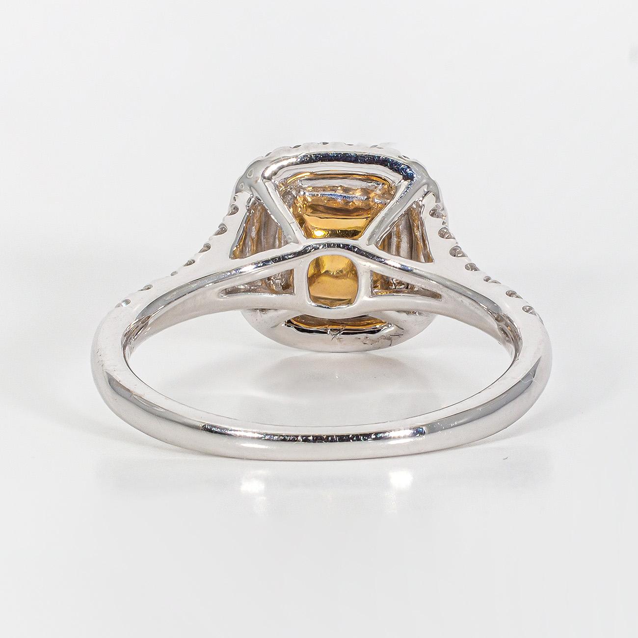 Bague en forme de halo avec au centre un diamant de taille coussin de couleur jaune fantaisie.  D1.49ct.t.w. Unisexe en vente
