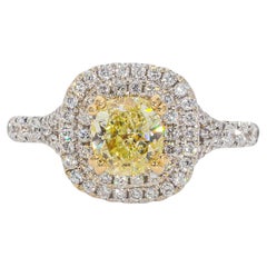 Bague en forme de halo avec au centre un diamant de taille coussin de couleur jaune fantaisie.  D1.49ct.t.w.