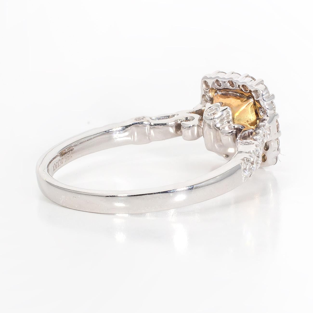 Taille coussin Bague en forme de halo avec au centre un diamant de taille coussin de couleur jaune fantaisie. D1.50ct.t.w. en vente