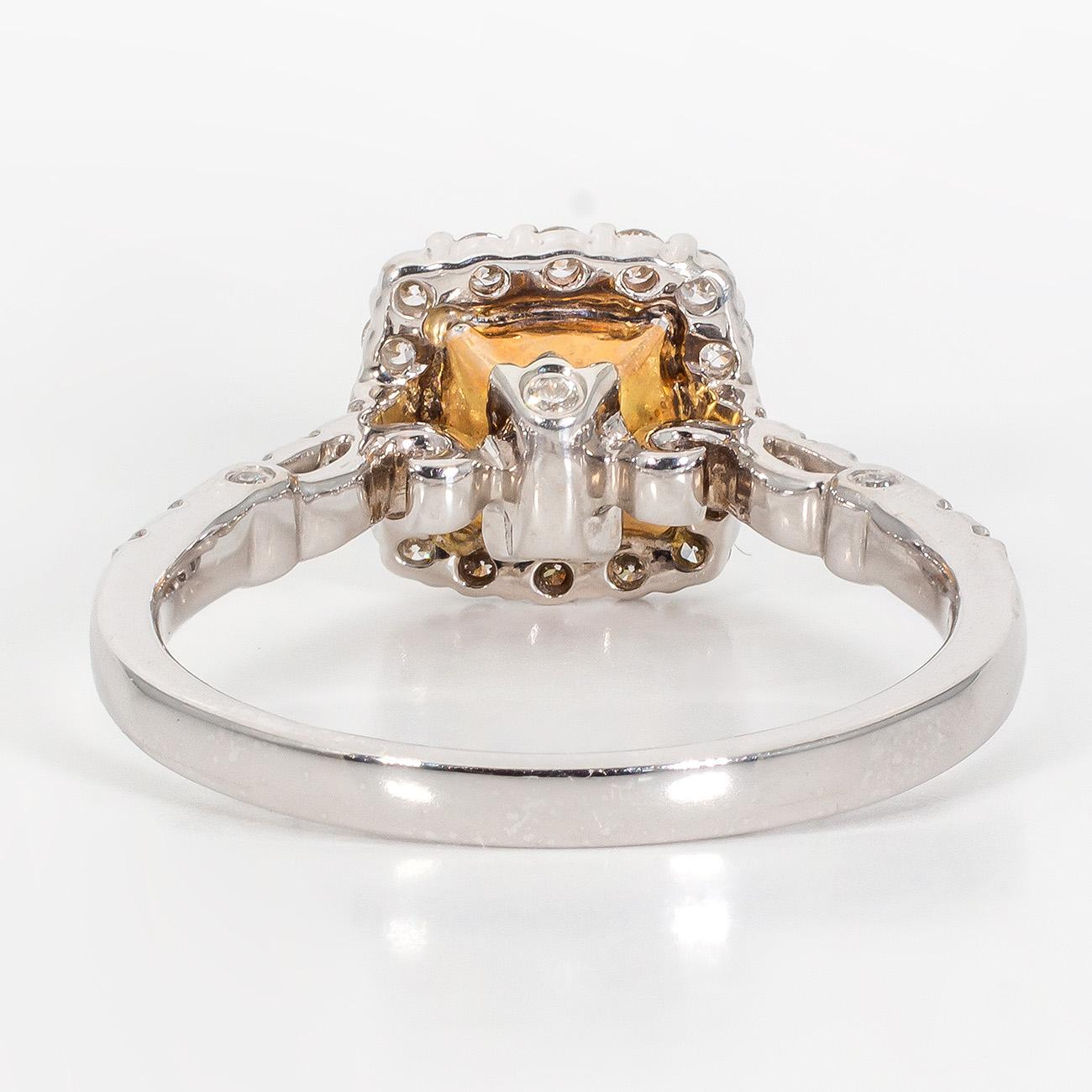Bague en forme de halo avec au centre un diamant de taille coussin de couleur jaune fantaisie. D1.50ct.t.w. Neuf - En vente à Los Angeles, CA