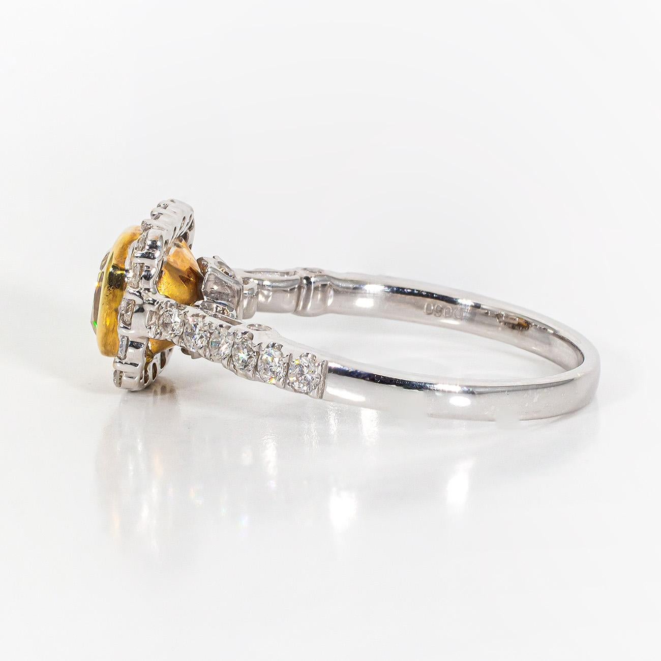 Bague en forme de halo avec au centre un diamant de taille coussin de couleur jaune fantaisie. D1.50ct.t.w. Pour femmes en vente