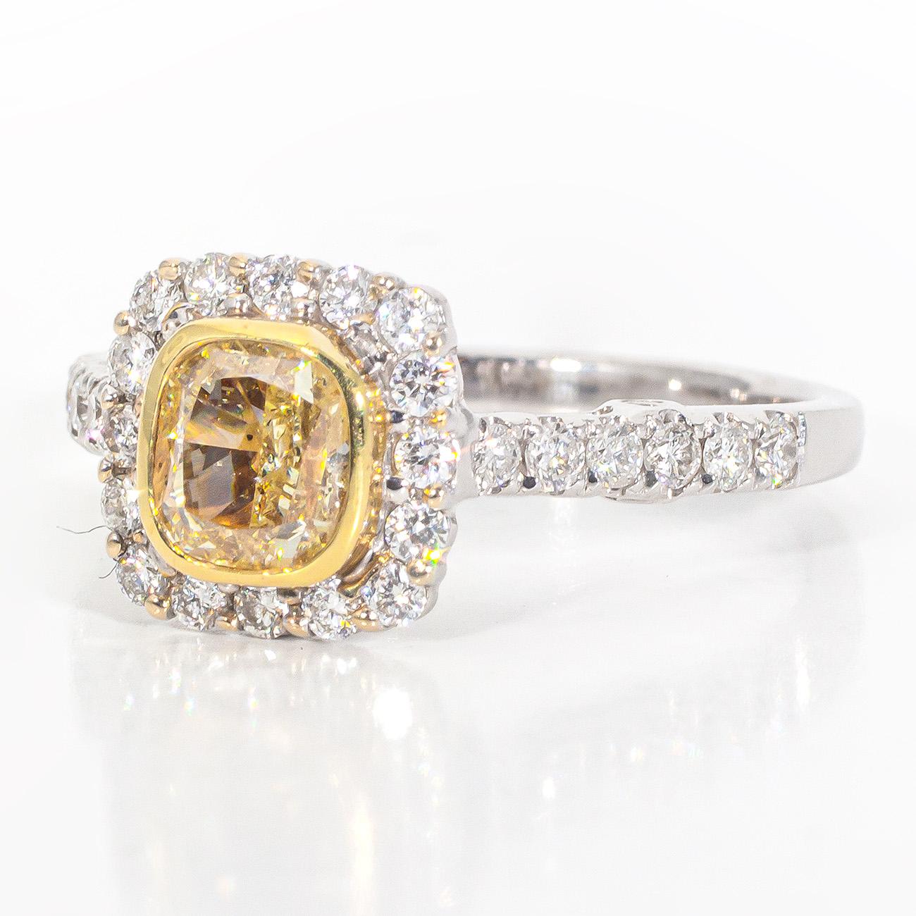 Bague en forme de halo avec au centre un diamant de taille coussin de couleur jaune fantaisie. D1.50ct.t.w. en vente 1