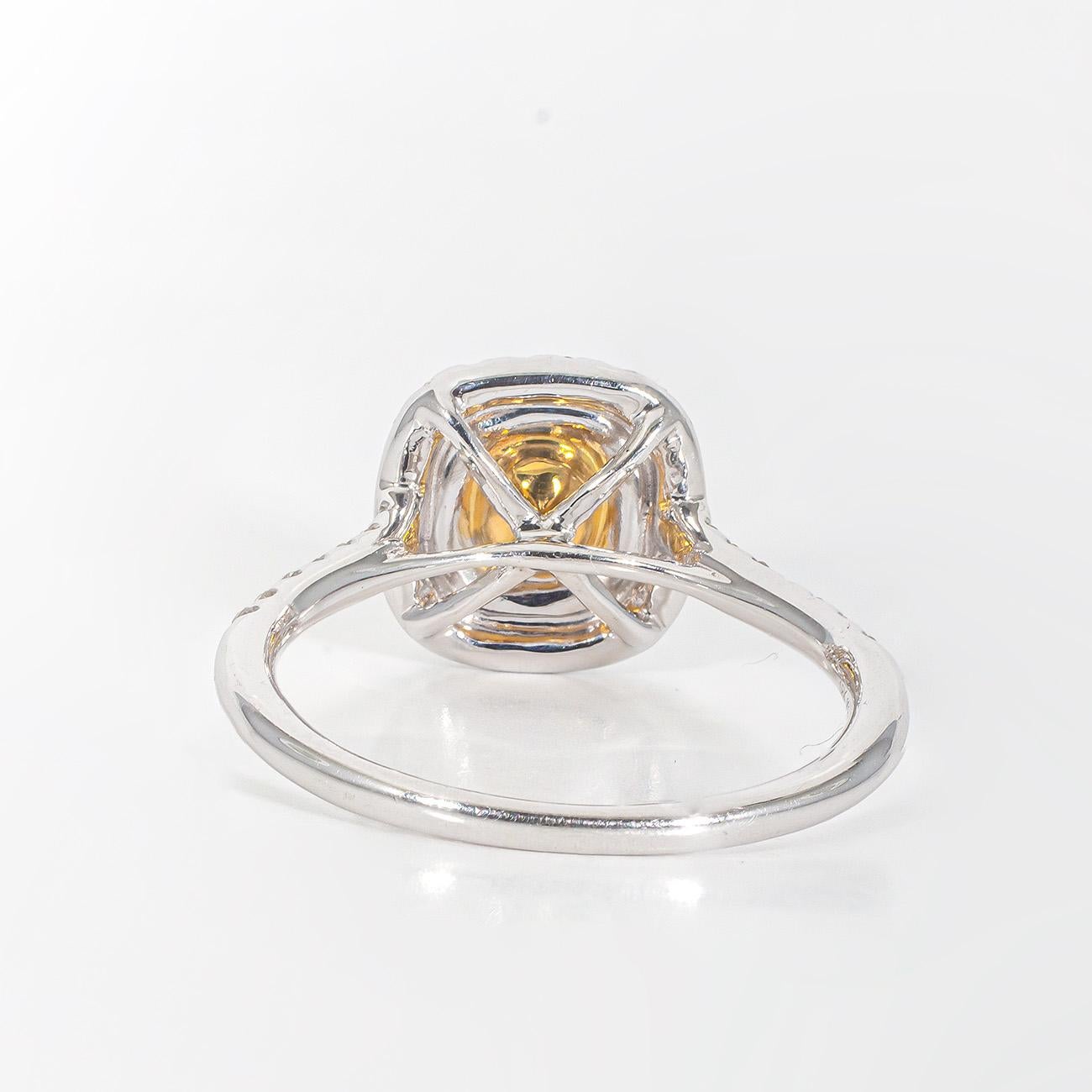 Halo-Ring mit gelbem Fancy-Diamant im Strahlenschliff in der Mitte.  D1.08ct.t.w. im Zustand „Neu“ im Angebot in Los Angeles, CA