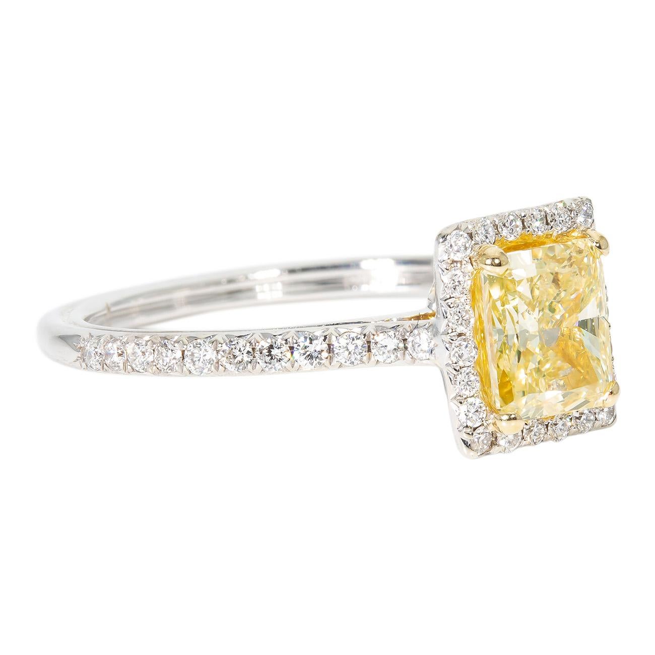 Anello a forma di aureola in oro bianco 14 carati con pavé di tondi incastonati intorno alla pietra centrale di diamante a taglio radiante Fancy Yellow/SI1 certificata GIA.  D1.30ct.t.w.  (Centro - 1,05ct.)