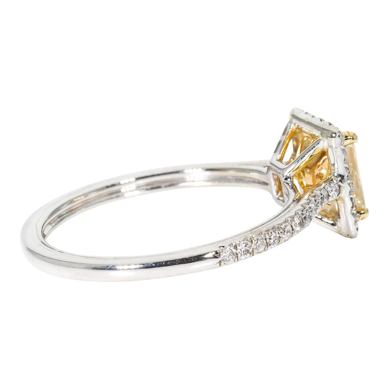 Taglio radiant Anello a forma di aureola con diamante centrale Fancy Yellow/SI1 GIA a taglio radiante. D1.30ct.t.w. in vendita