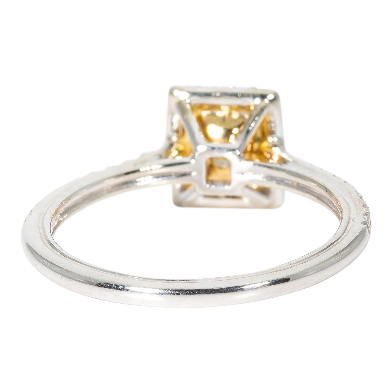 Anello a forma di aureola con diamante centrale Fancy Yellow/SI1 GIA a taglio radiante. D1.30ct.t.w. In condizioni Nuovo in vendita a Los Angeles, CA