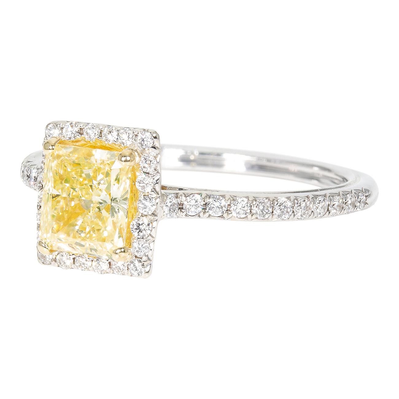 Anello a forma di aureola con diamante centrale Fancy Yellow/SI1 GIA a taglio radiante. D1.30ct.t.w. in vendita 1