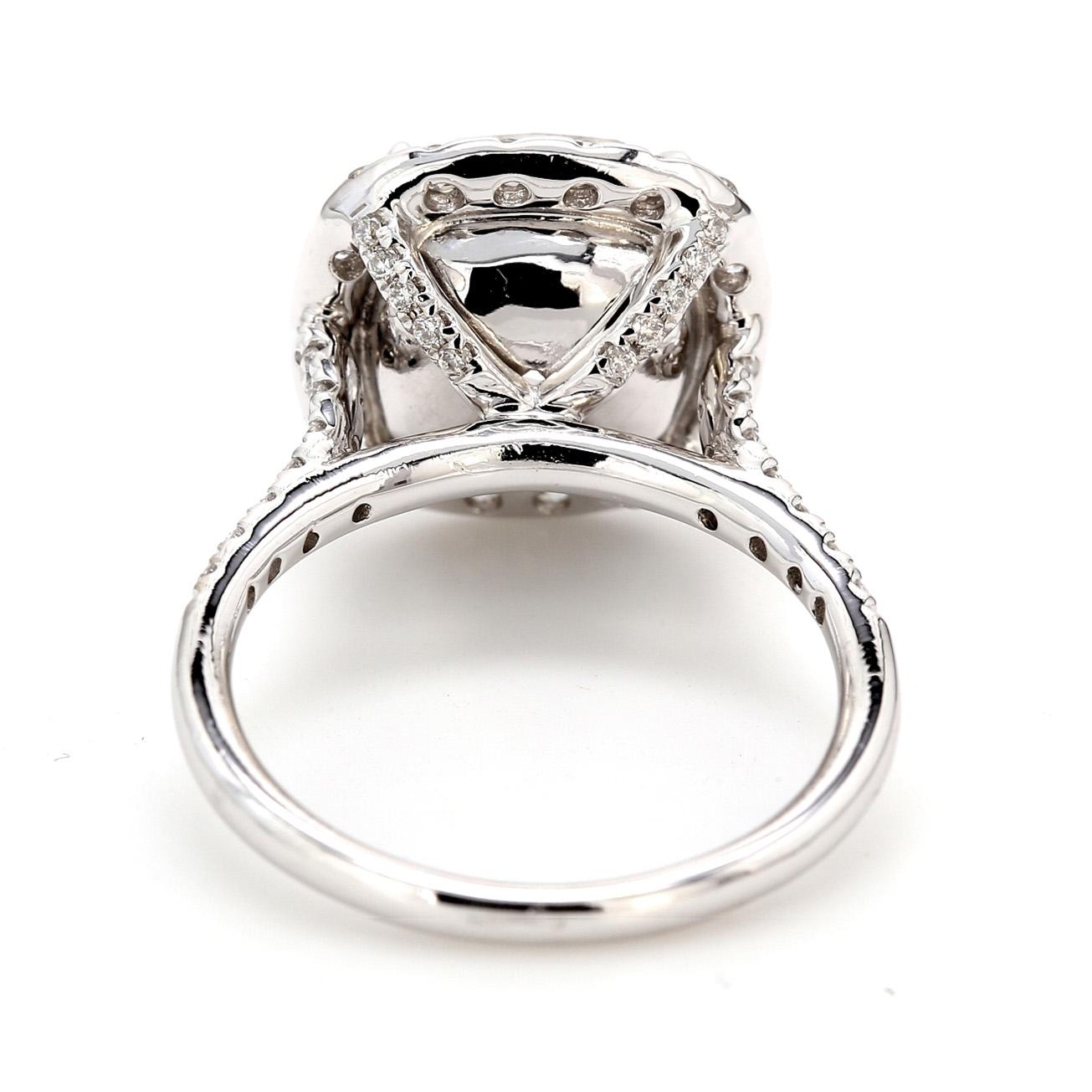 Halo-Ring mit GIA-zertifiziertem E/SI1-Diamant im Kissenschliff in der Mitte. D5.77ct.t.w. im Zustand „Neu“ im Angebot in Los Angeles, CA