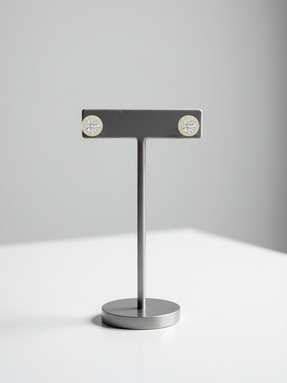 Orecchini a cerchio di moissanite con borchie in vendita 2