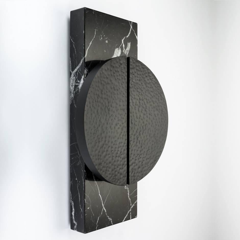 HALO SCONCE – Moderner handgeschmiedeter Wandleuchter auf einem Marmorteller aus Nero Marquina

Die Halo Sconce ist eine elegante und moderne LED-Wandleuchte, die Form und Funktion auf einzigartige und stilvolle Weise verbindet. Diese Leuchte wird