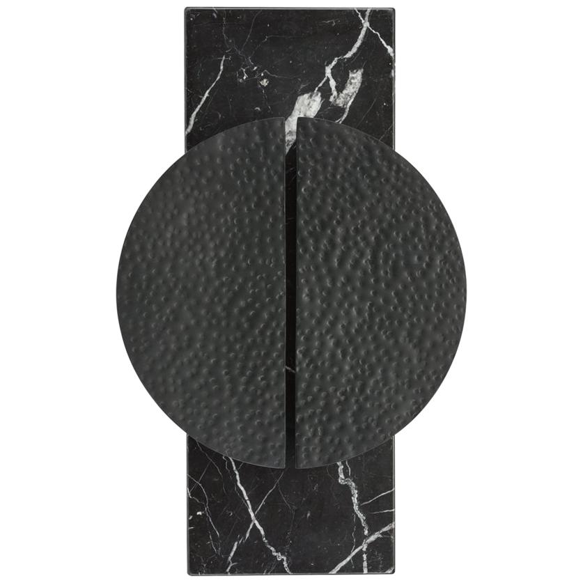 HALO SCONCE – Moderner handgeschmiedeter Wandleuchter auf einem Marmorteller aus Nero Marquina im Angebot